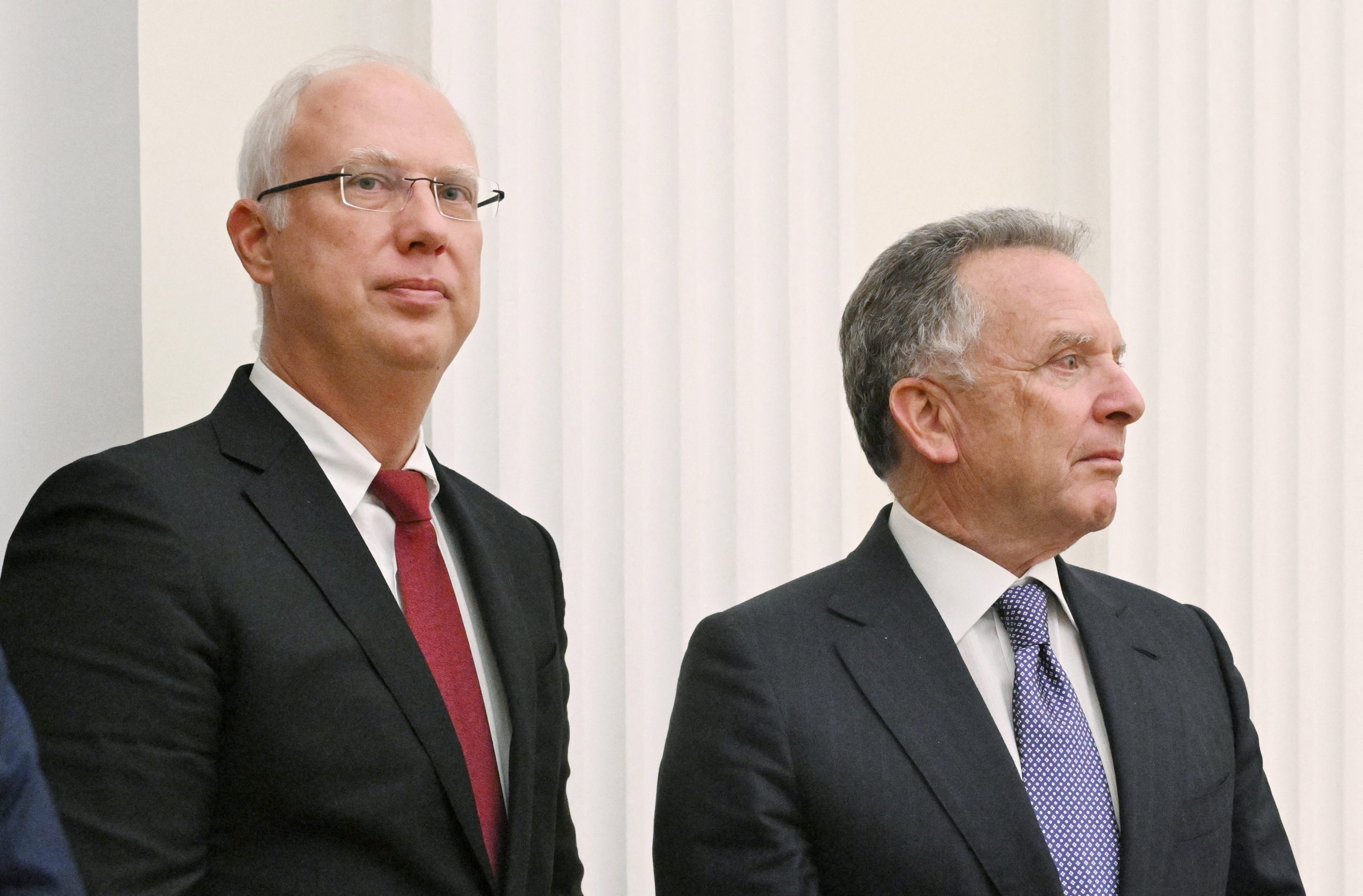 El enviado presidencial ruso Kirill Dmitriev y el enviado especial del presidente estadounidense Donald Trump, Steve Witkoff, asisten a una reunión (REUTERS)