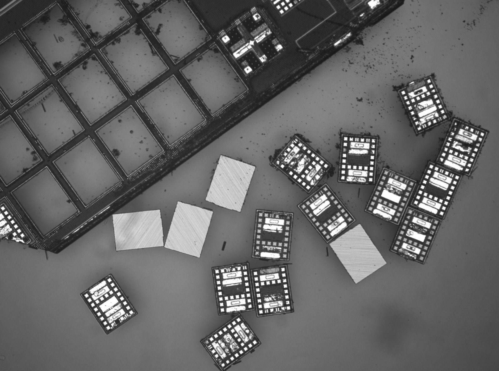 La energía de los microrrobots proviene de paneles solares integrados, lo que posibilita un consumo mínimo y autonomía extendida
Créditos: University of Pennsylvania