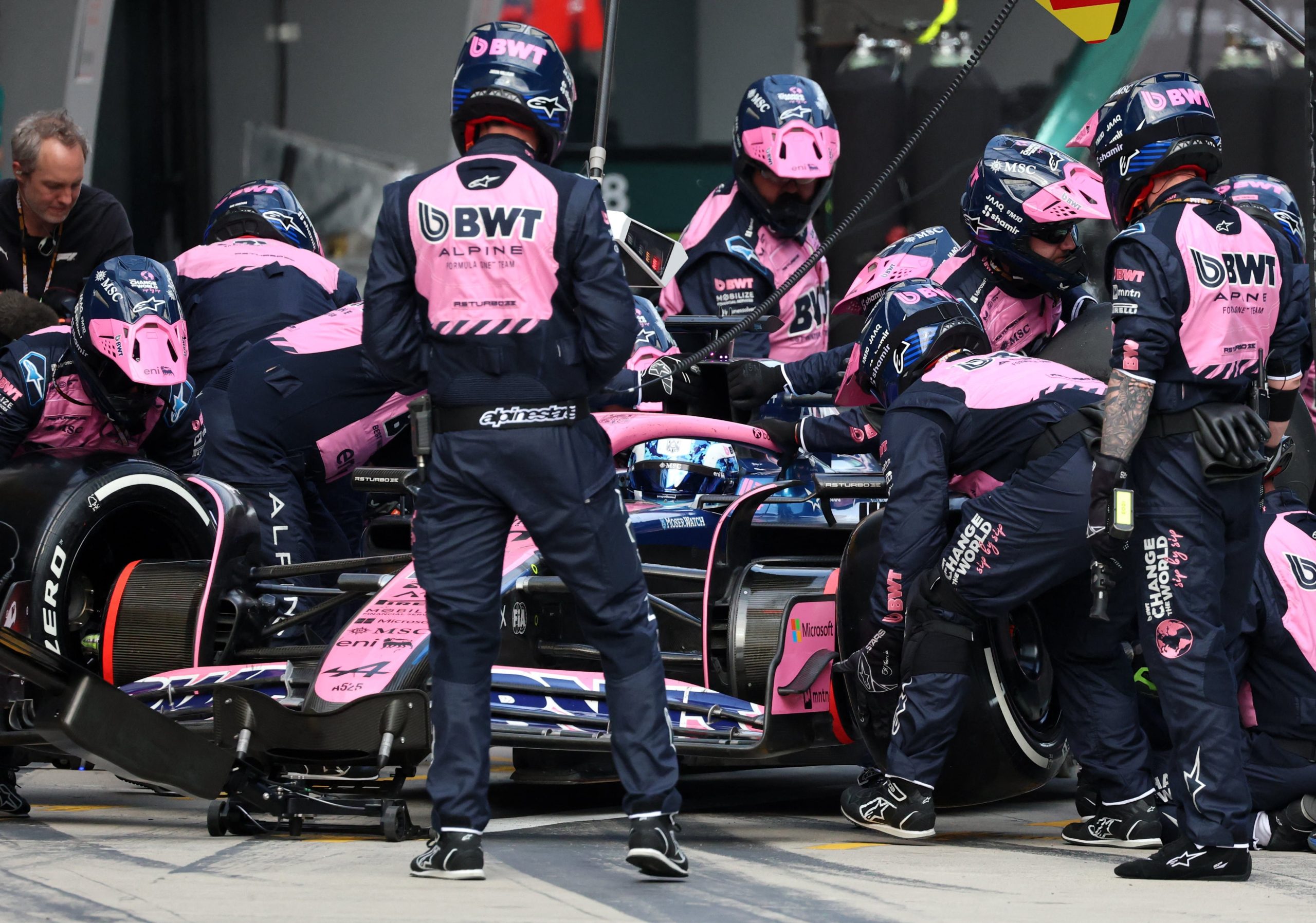 El repostaje en la F1 se prohibió en 2010. Desde entonces, el procedimiento de cargar combustible se puede realizar únicamente dentro de los boxes (REUTERS/Alex Plavevski)