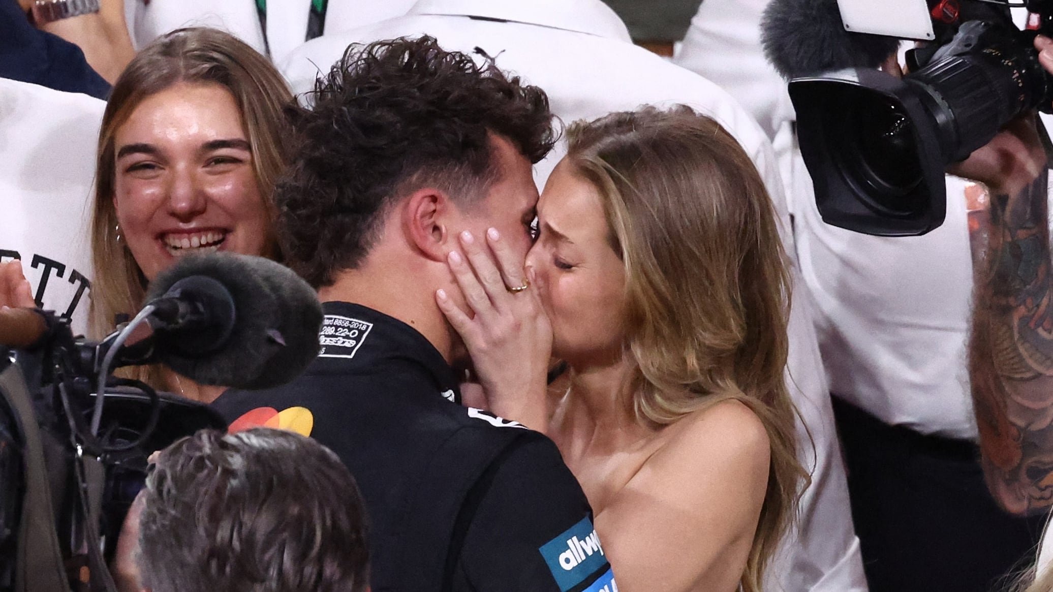 El beso entre Norris y Corciro tras la conquista del campeonato de la F1 por parte del piloto birtánico (REUTERS/Amr Alfiky)