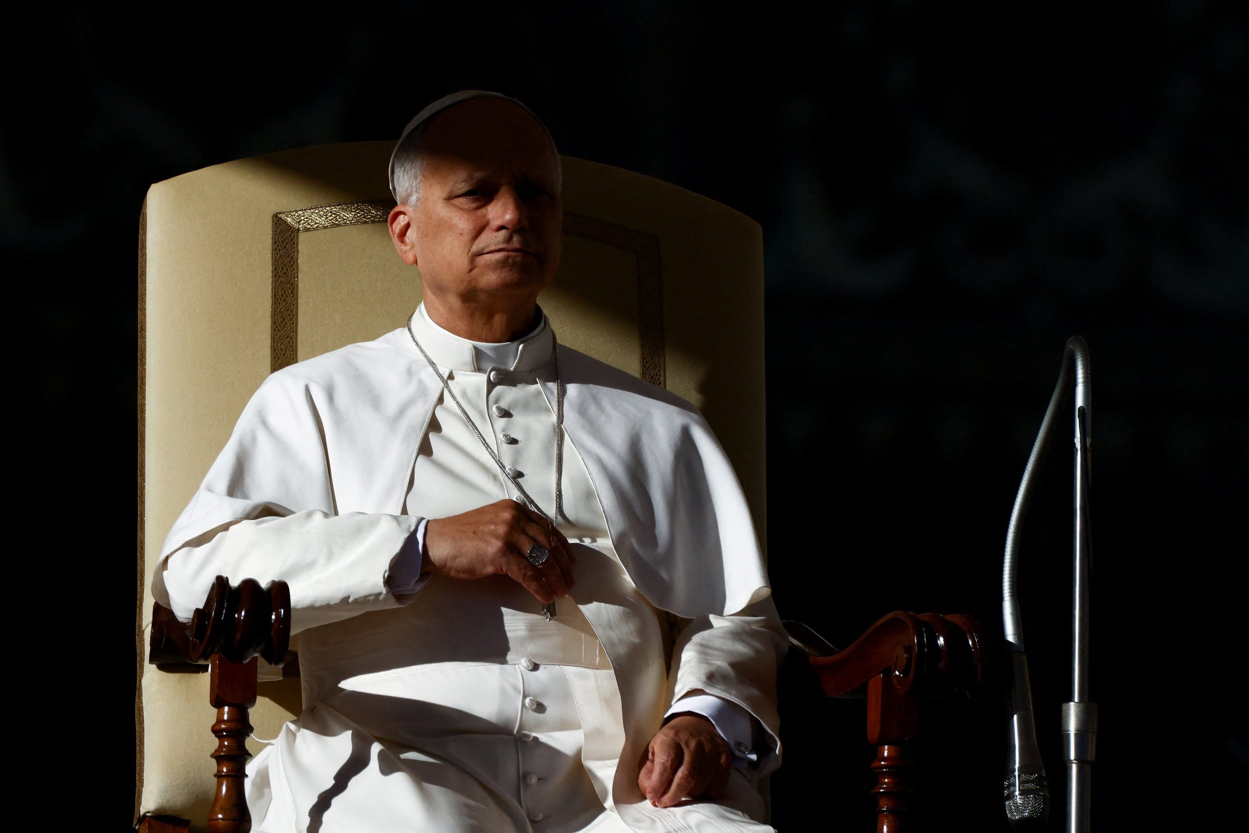 León XIV señaló ante los nuevos embajadores ante la Santa Sede que el Vaticano no permanecerá “de brazos cruzados” ante las violaciones de los derechos humanos (REUTERS/Vincenzo Livieri)