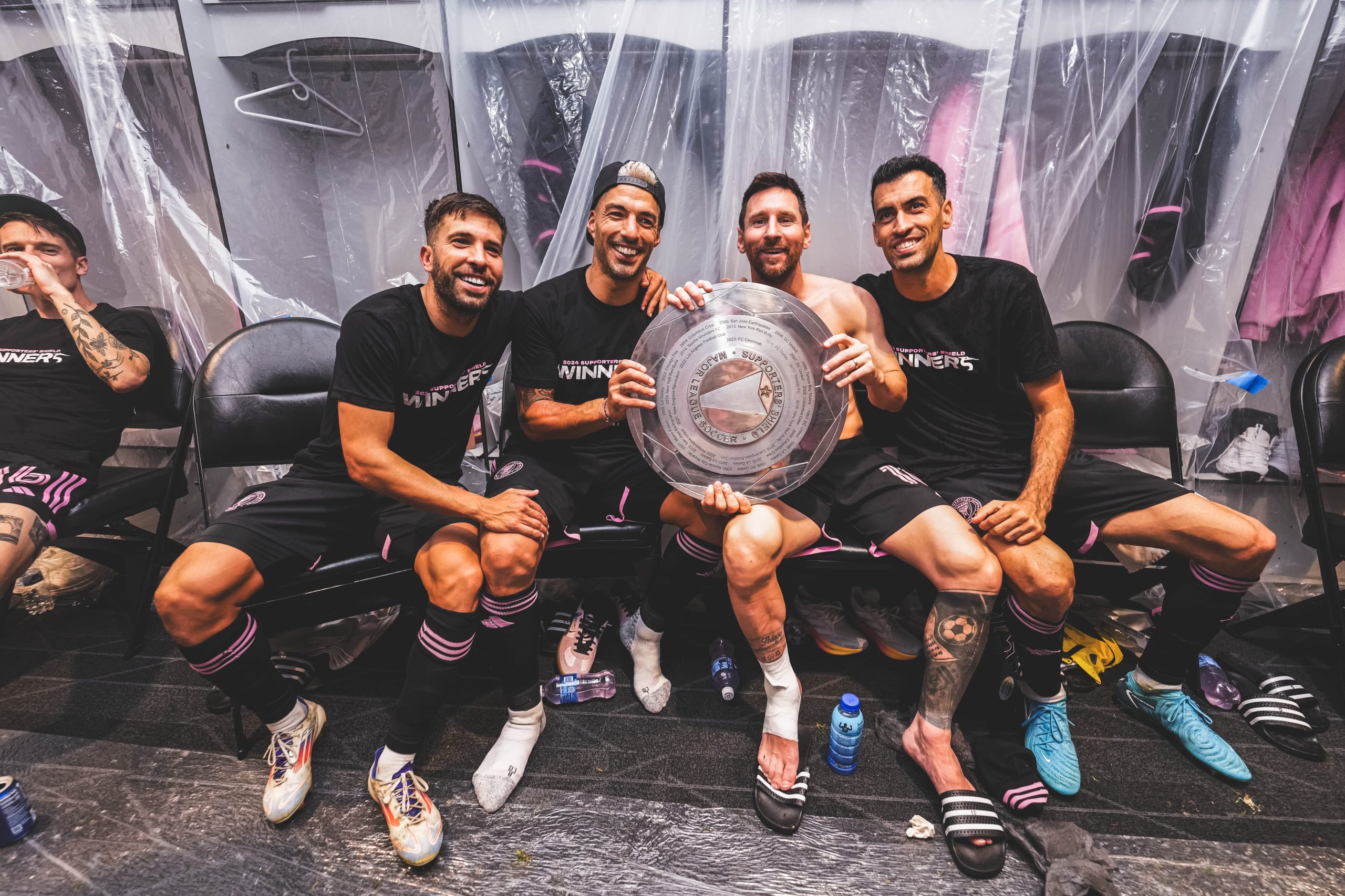 El rosarino celebró la MLS Supporters’ Shield con Jordi Alba, Suárez y Busquets (Crédito: Inter Miami CF)