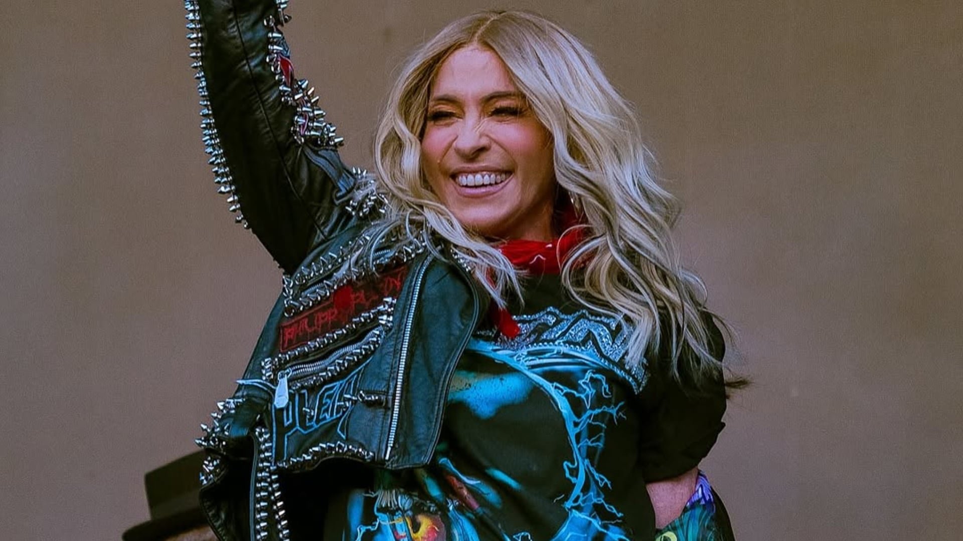 Yuri relató en Instagram cómo el atuendo especial la transporta al emotivo momento vivido junto a la Reina del Tex Mex en Miami (Foto: @oficialyuri, Instagram)