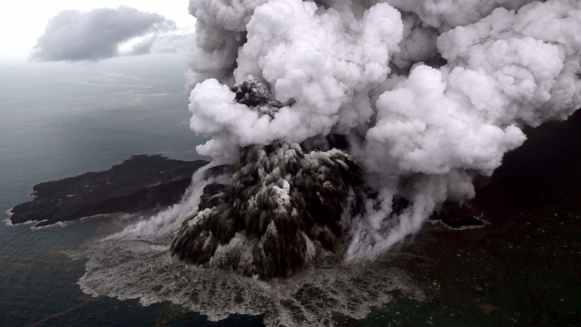 La erupción del Krakatoa de 1883 se escuchó a más de 3000 kilómetros, rompió tímpanos a decenas de millas y provocó tsunamis que alcanzaron continentes distantes
(AFP)