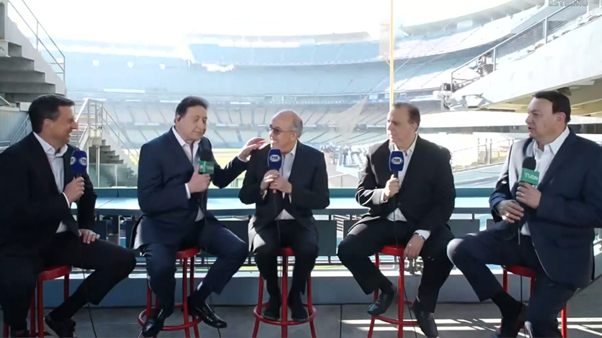 Burak explicó que, en un evento tan largo como el Super Bowl, el espectáculo musical es para él una pausa estratégica. (X/ @FOXSportsMX)