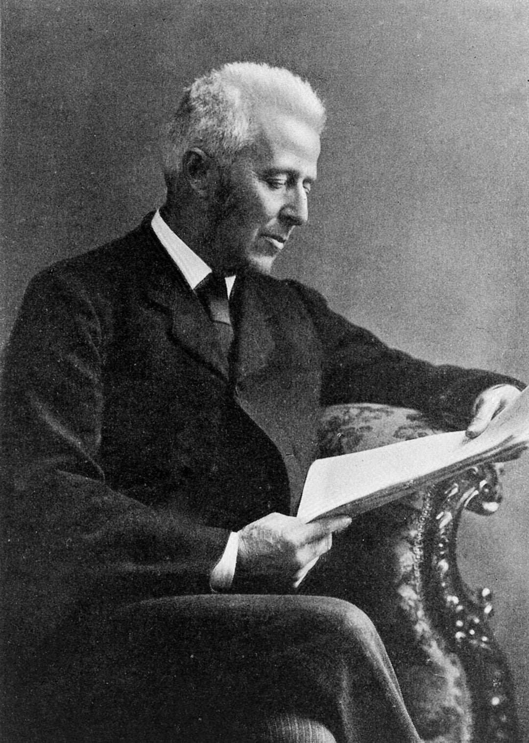 Joseph Bell, cirujano escocés, inspiró el personaje de Sherlock Holmes con su método de observación y deducción en la medicina del siglo XIX (Dominio Público)