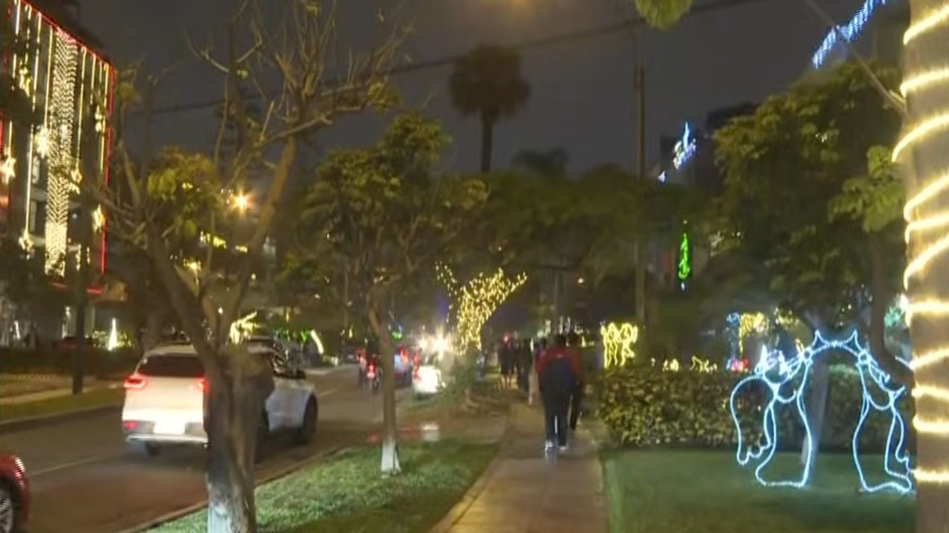Familias disfrutan del ambiente navideño en la calle Monte Umbroso, un punto clave de celebración comunitaria.