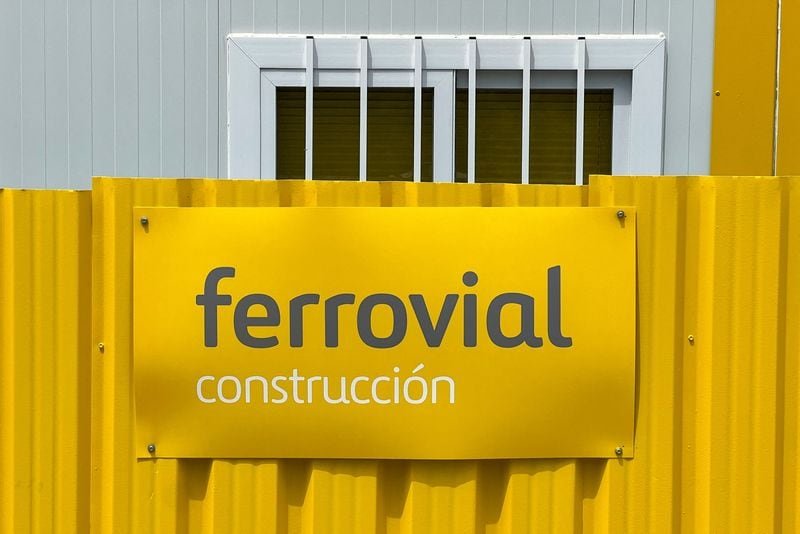 El logo de Ferrovial en una obra en Madrid. (REUTERS/Benjamín Mejías Valencia)