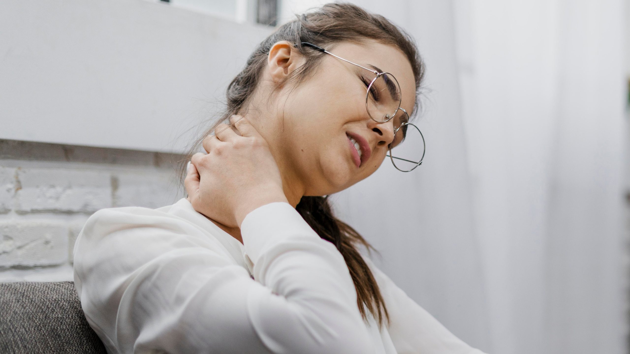 Una mujer con dolor cervical. (Freepik)