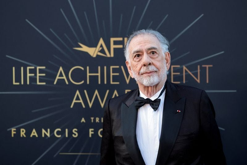 El cineasta expresa una visión política radical, imaginando un futuro sin países y celebrando la diversidad cultural global