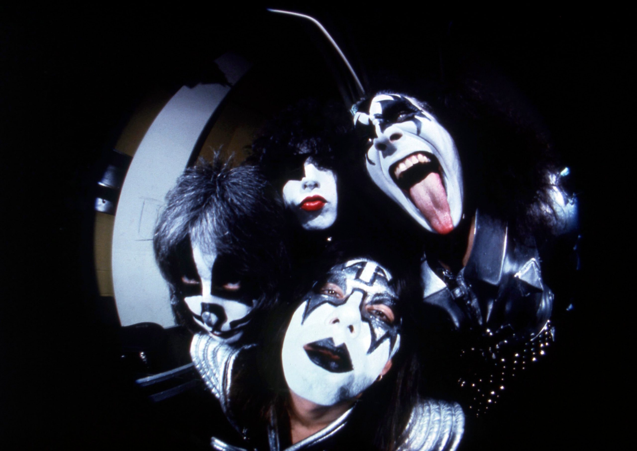 El legado de Ace Frehley continúa inspirando a nuevas generaciones de guitarristas, quienes reconocen su aporte tanto dentro como fuera de KISS (AP/Richard Drew)