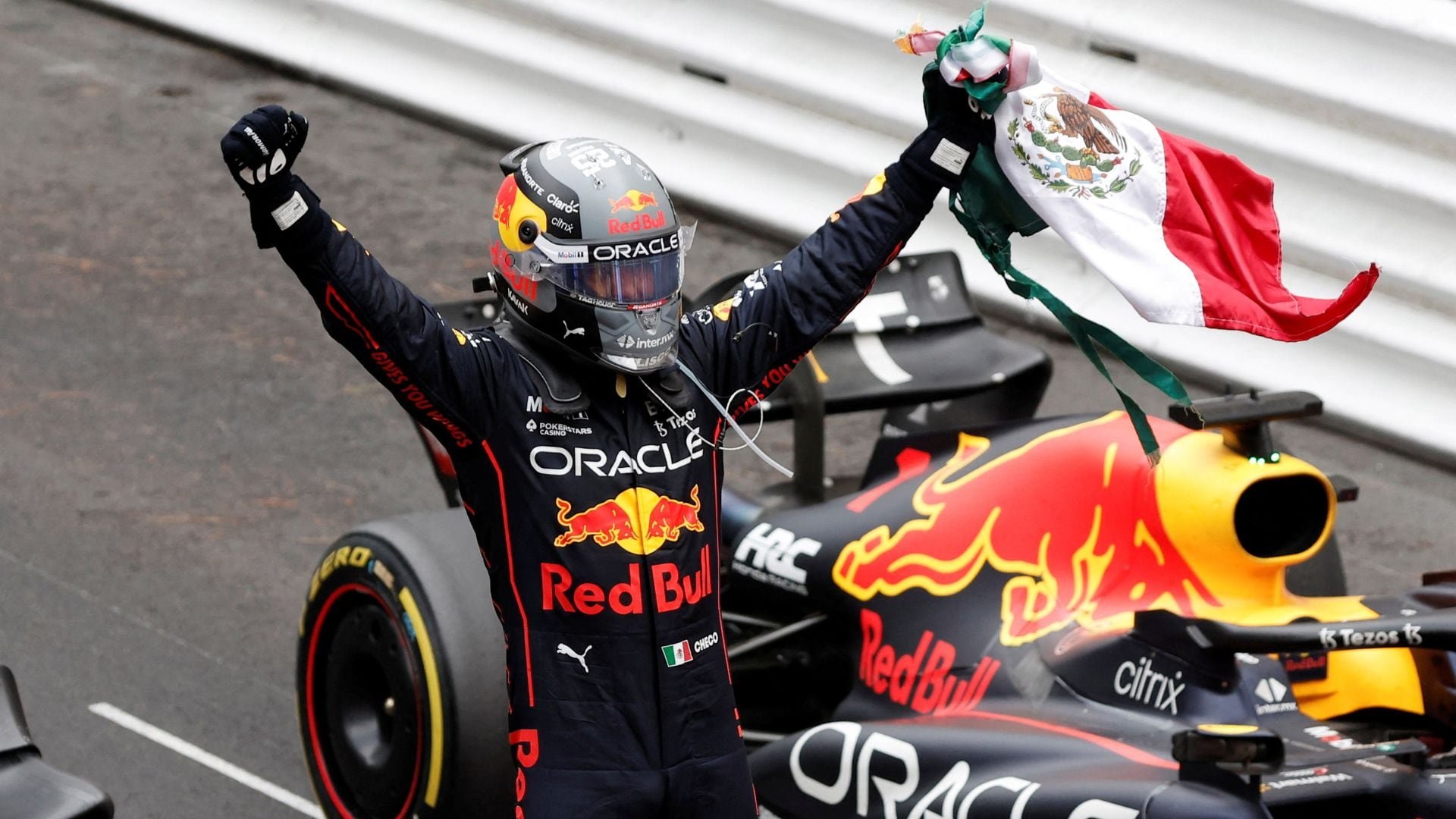 Esta temporada será recordada por ser la que le dio el título a Max Verstappen gracias a una excelente labor de equipo por parte de Checo. (REUTERS/Benoit Tessier)