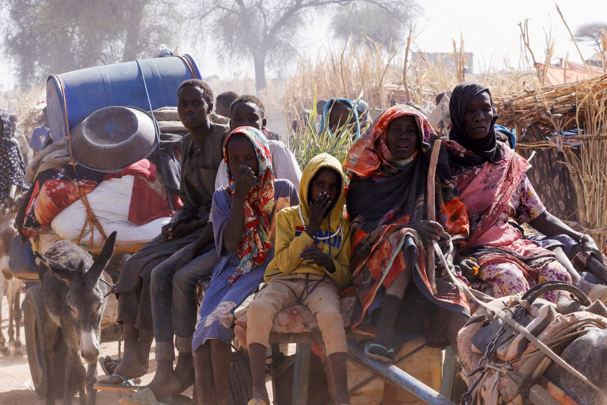 FOTO DE ARCHIVO. Personas desplazadas viajan en un carro tirado por animales, luego de los ataques de las Fuerzas de Apoyo Rápido al campamento de desplazados de Zamzam, en la ciudad de Tawila, Darfur del Norte, Sudán. 15 de abril de 2025 (REUTERS/Stringer)