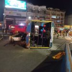 Chiva se volcó en el centro norte de Quito: nueve personas quedaron heridas