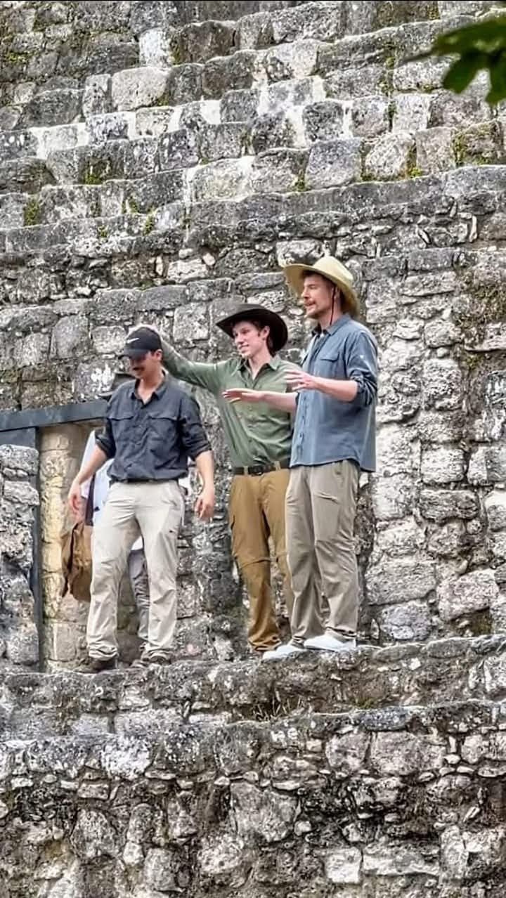 El influencer fue captado durante su recorrido por la zona arqueológica de Calakmul. (Foto: Facebook)