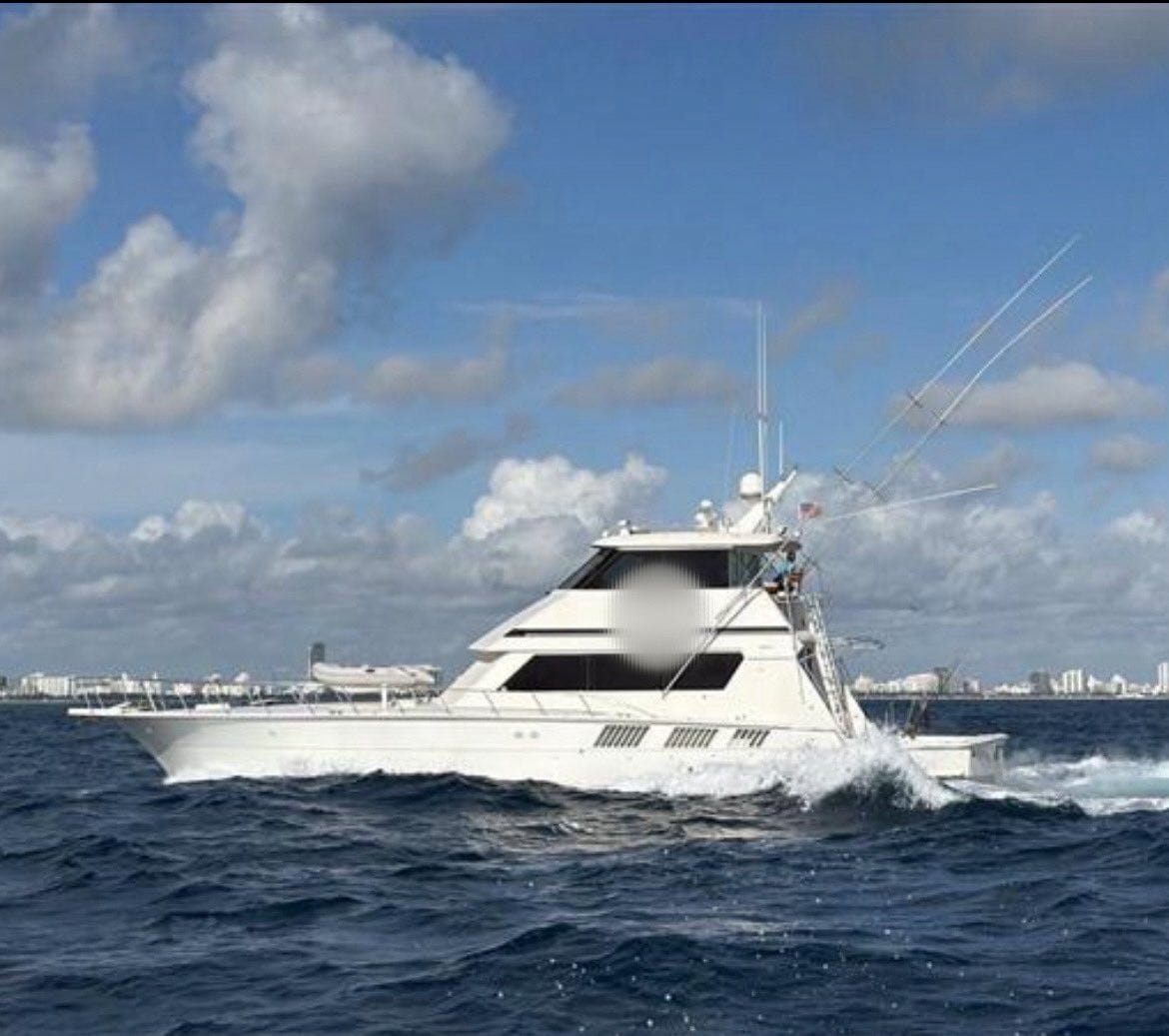 Autoridades federales detectaron más de 1.000 paquetes de cocaína ocultos en una embarcación sospechosa frente a las costas de Miami Beach. (X/@USCGSoutheast)