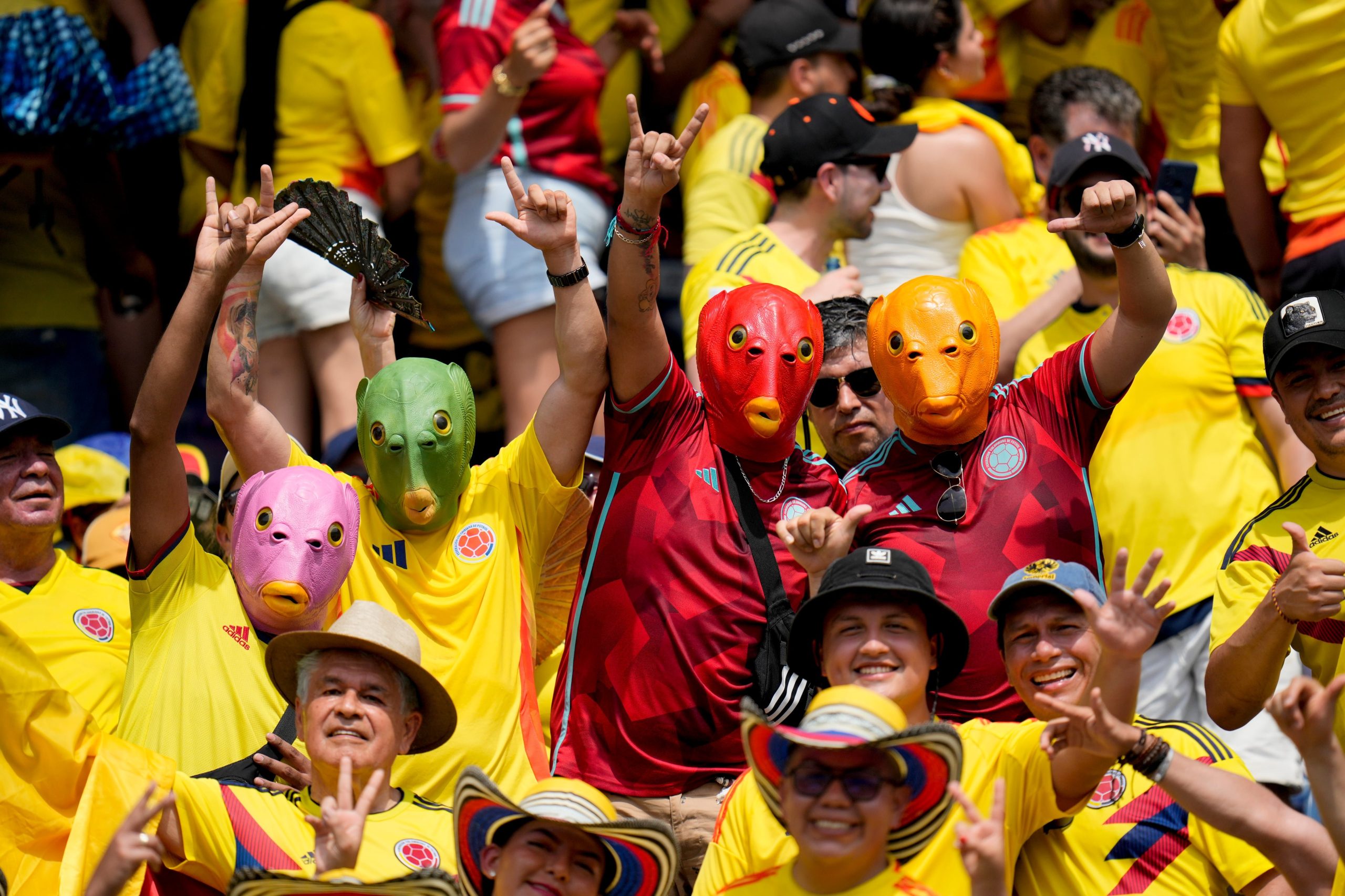 Hinchas de Colombia animan en la grada antes de un partido de clasificación para el Mundial de 2026 contra Argentina, en el estadio Metropolitano Roberto Melendez, en Barranquilla, Colombia, el 10 de septiembre de 2024. (AP Foto/Fernando Vergara)