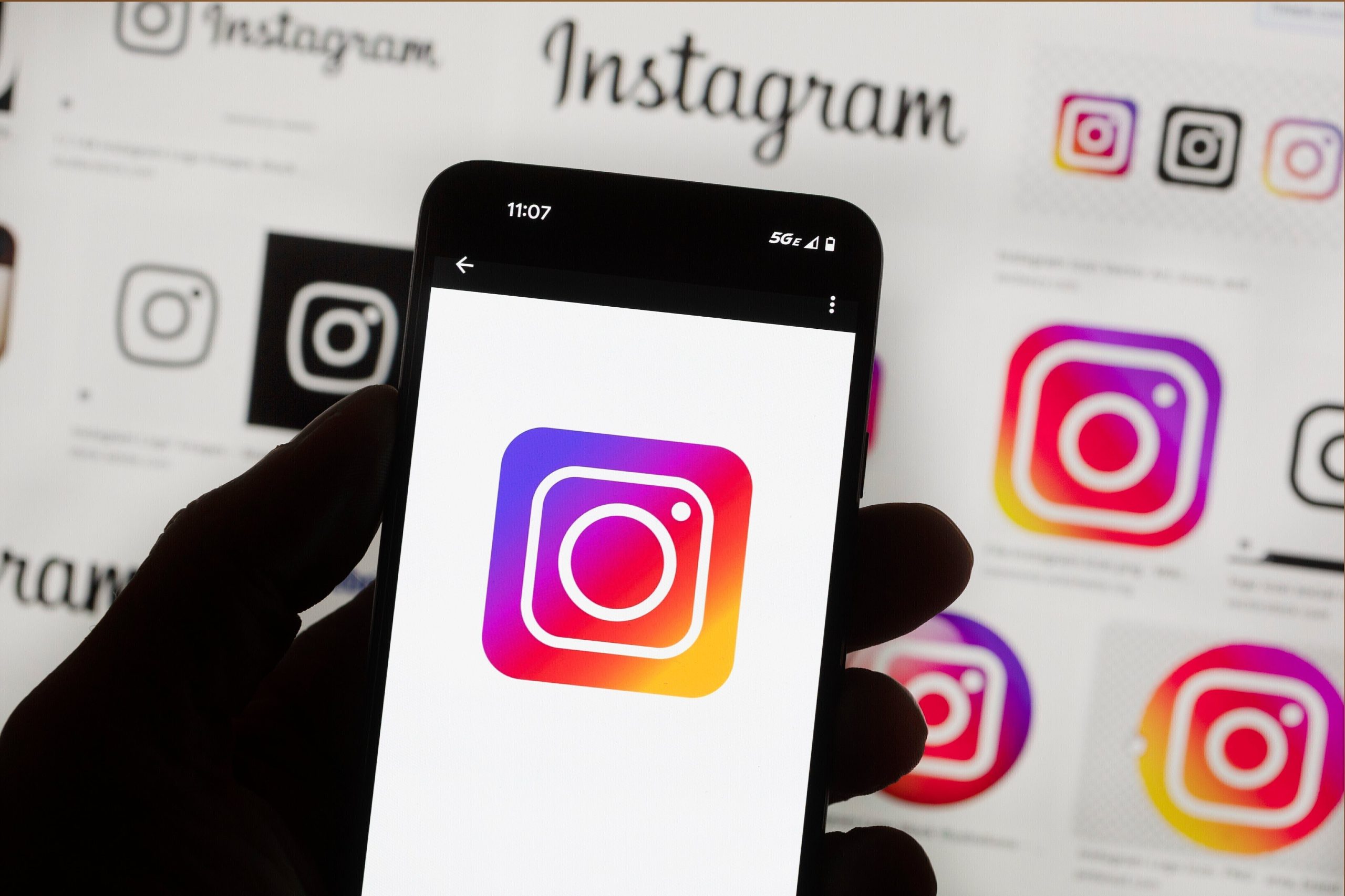 Meta reconoce la implementación de IA para optimizar títulos en Instagram, aunque admite que no siempre reflejan el contenido real.