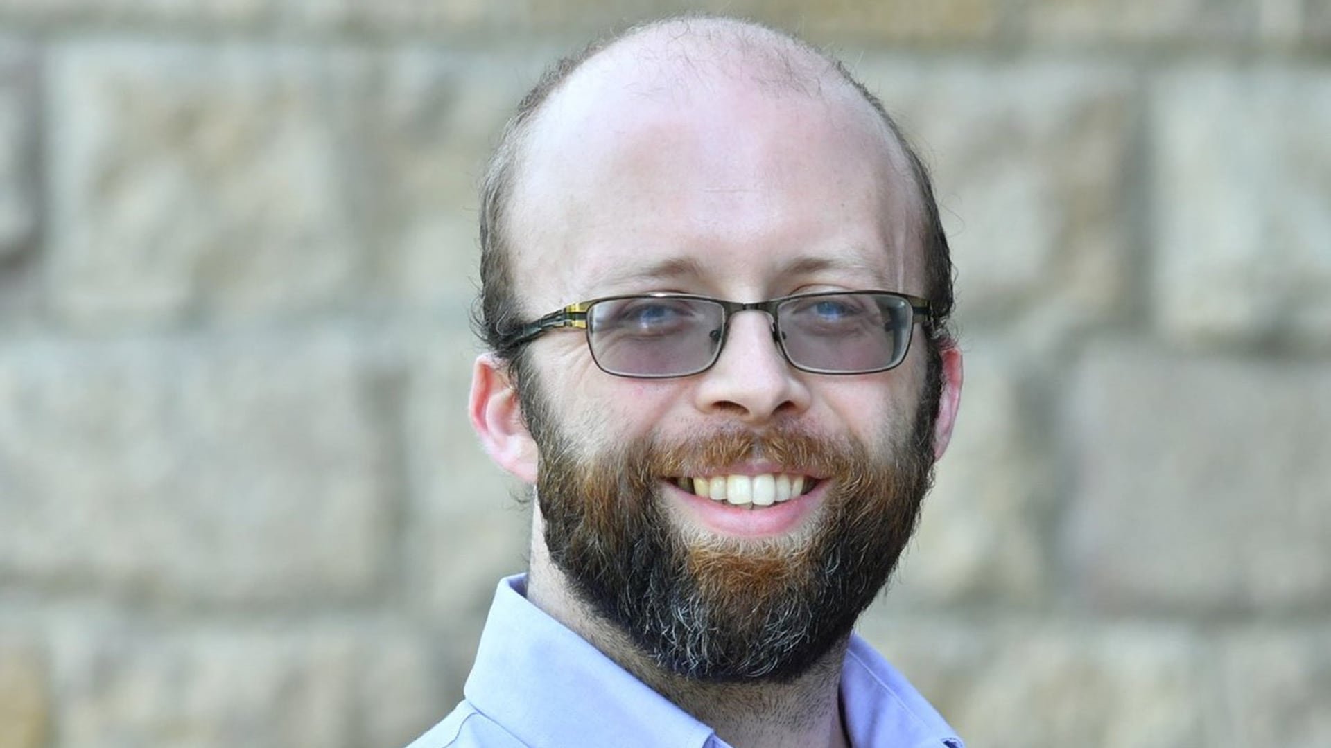 Naoise Mac Giollabhui es investigador en el Departamento de Psiquiatría del Hospital General de Massachusetts y en la Facultad de Medicina de Harvard. Hace estudios sobre salud mental y biología de la depresión