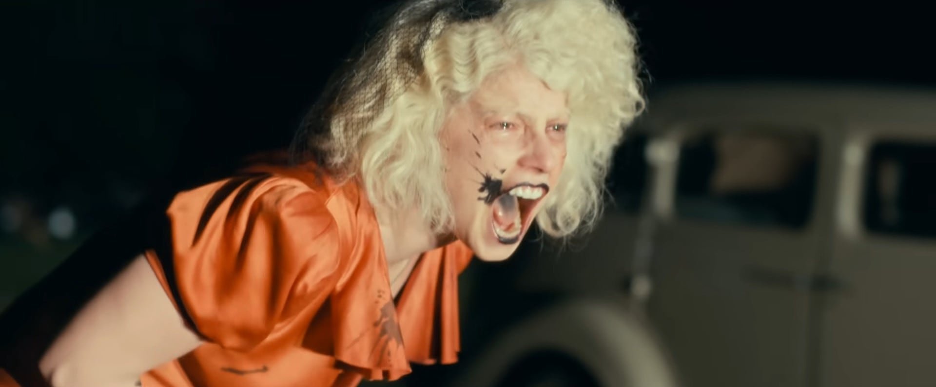 La protagonista de ¡La Novia! obtiene voz propia por primera vez en una adaptación del clásico de Frankenstein (Captura de tráiler oficial)