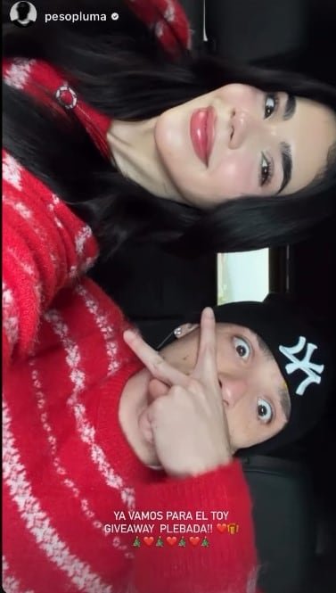 El cantante de corridos tumbados compartió en sus redes sociales una historia previa a entregar los regalos. (IG Peso Pluma)
