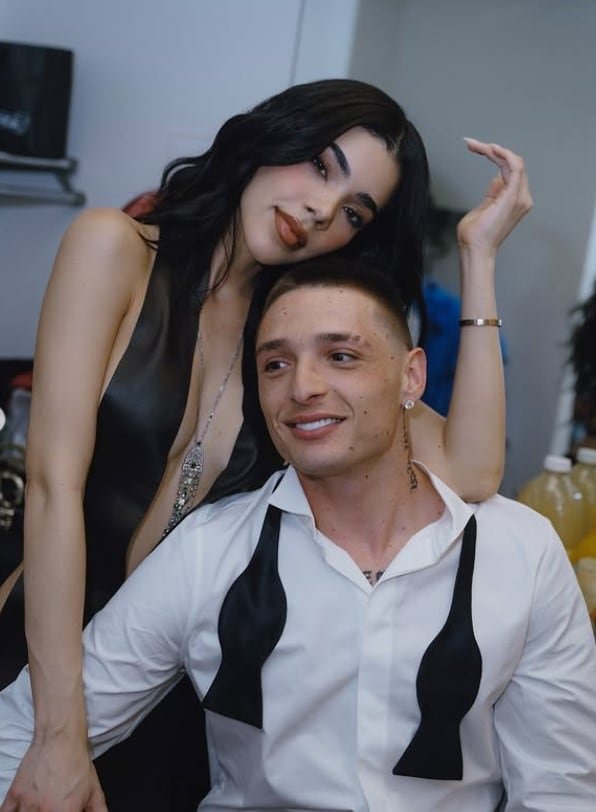 El atuendo de Kenia Os y su complicidad con Peso Pluma marcan tendencia en la gala musical (IG)