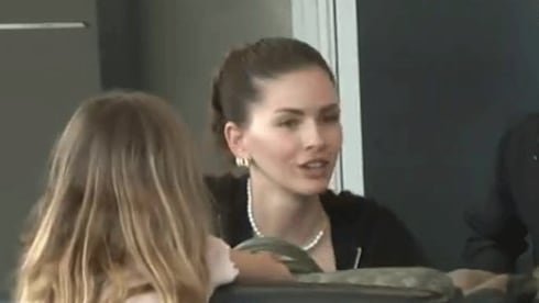 La actriz llegó acompañada de sus tres hijos, a quienes priorizo pese a la insistencia de los noteros (Captura de Puro Show)