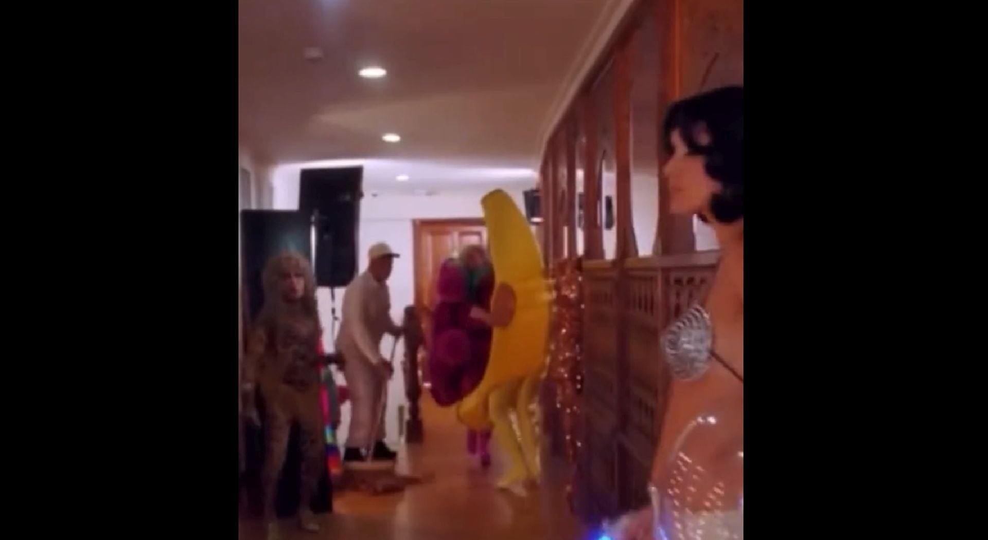 Al convocar a la Tigresa del Oriente junto a vedettes de tradición, Karol G convierte Tropicoqueta en una galería de íconos; un tributo visual que rinde homenaje a la diversidad cultural y artística de la región. (TikTok)