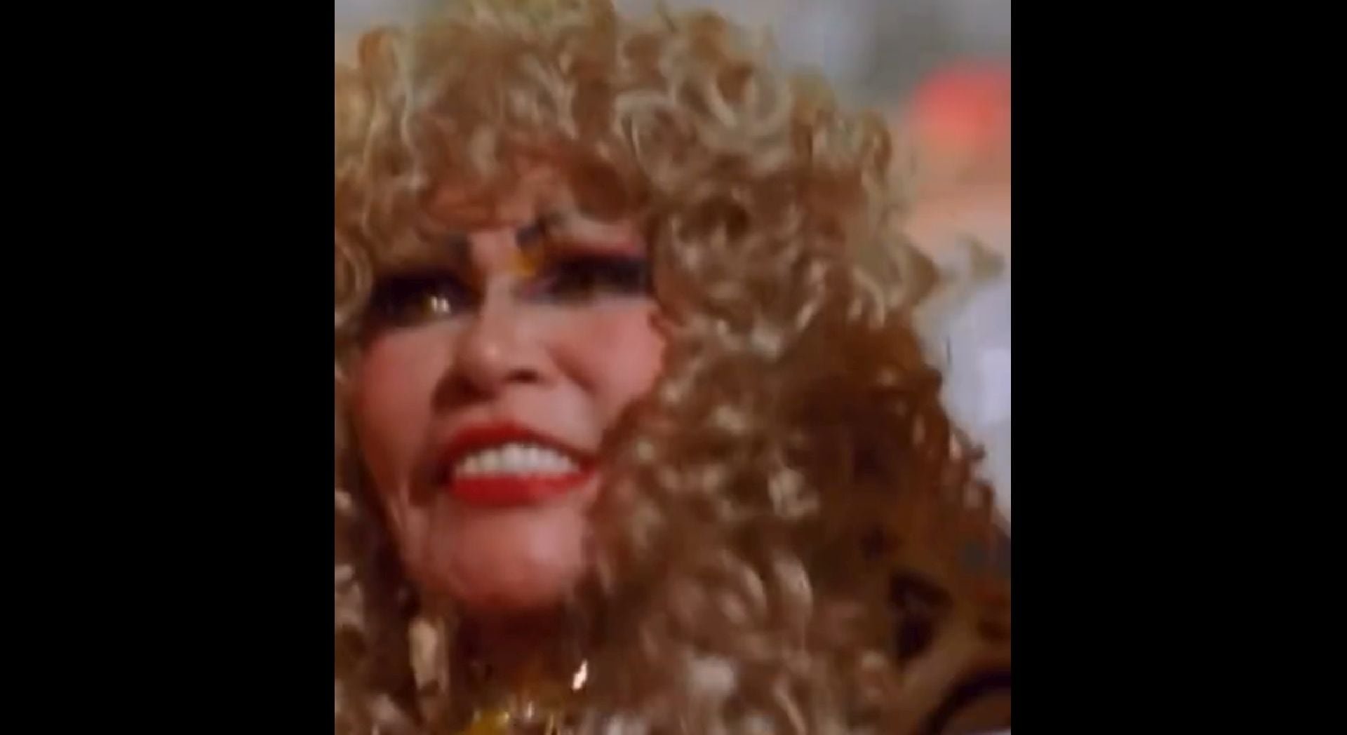 El lanzamiento masivo del videoclip, acompañado del documental de Karol G, usó la aparición de la Tigresa del Oriente como gancho mediático; un movimiento calculado que mezcló fama, cultura y expectativa. (TikTok)