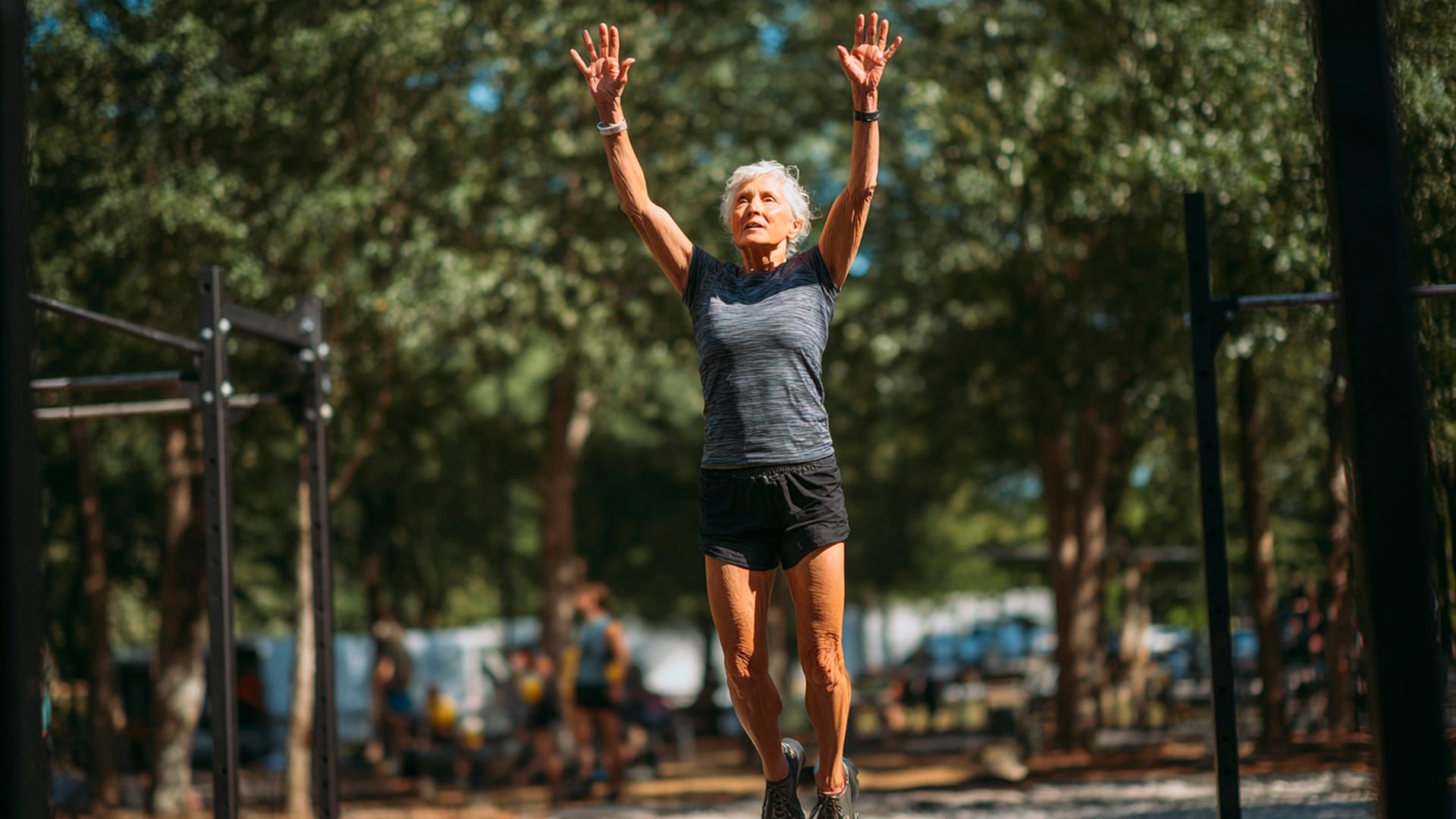 El ejercicio aeróbico, como caminar, nadar o andar en bicicleta, se recomienda para mejorar la movilidad y la salud cerebral.