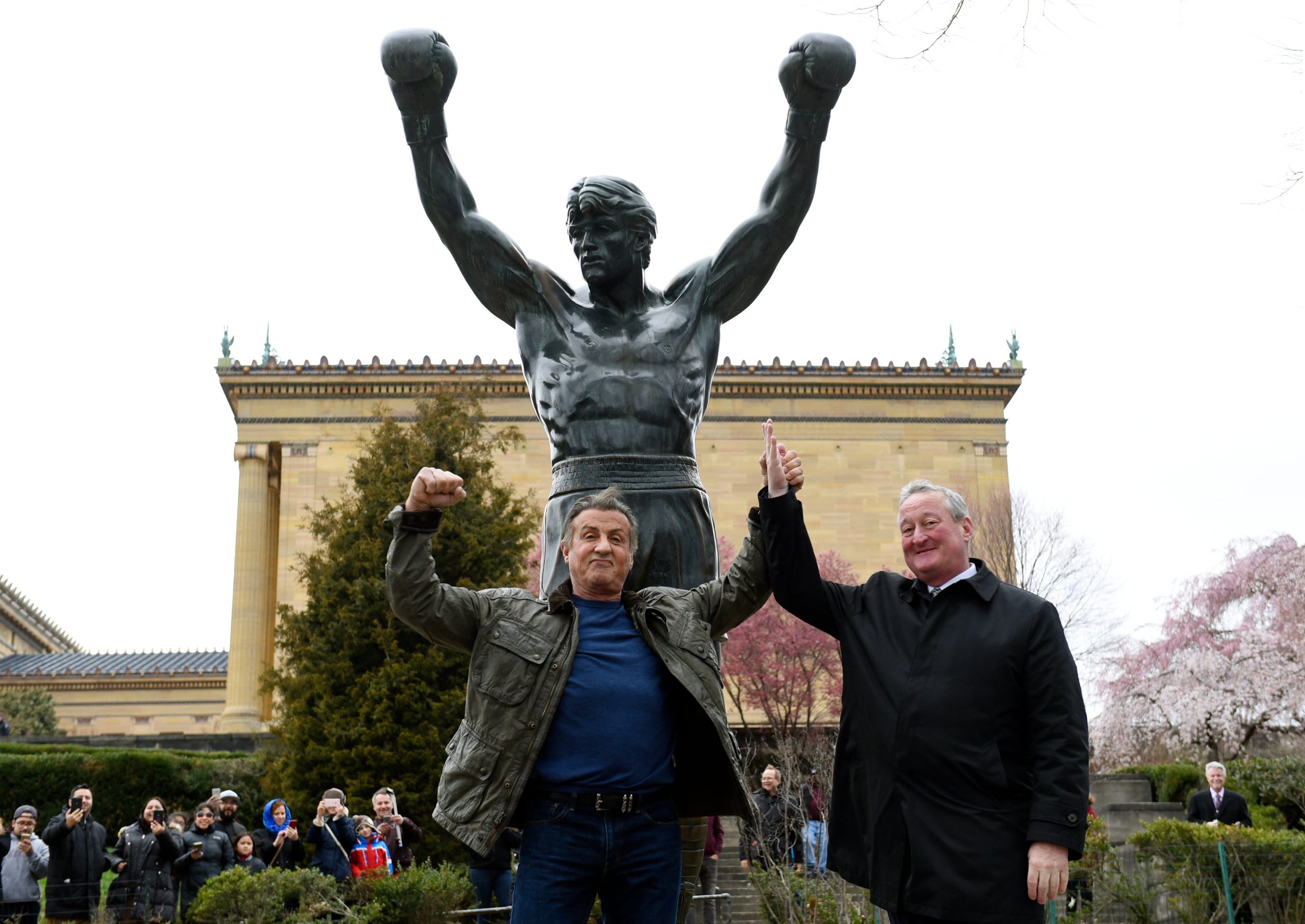 Sylvester Stallone posa con el alcalde de Filadelfia, Jim Kenney, frente a la estatua de Rocky en el Museo de Arte de Filadelfia para una sesión fotográfica de