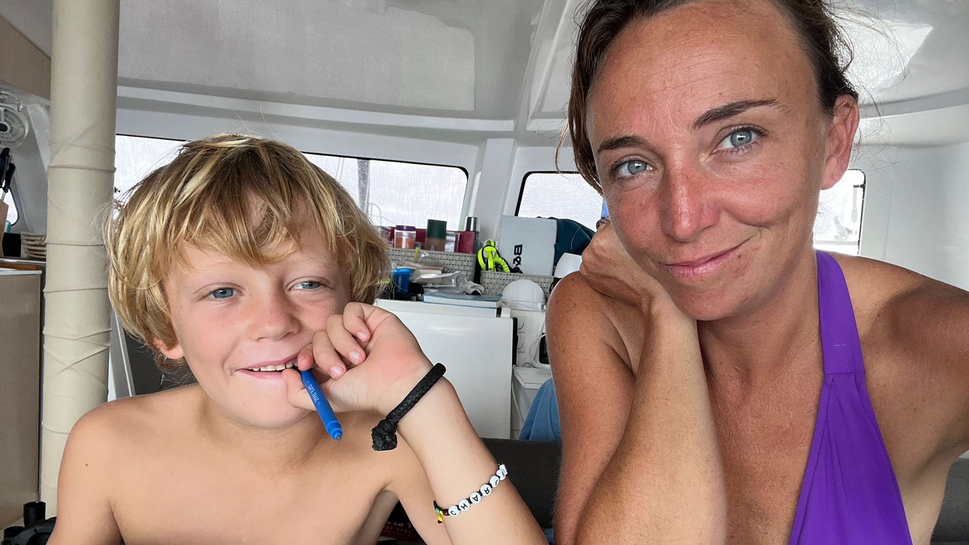 El desafío de criar a tres hijos en medio del océano abierto.