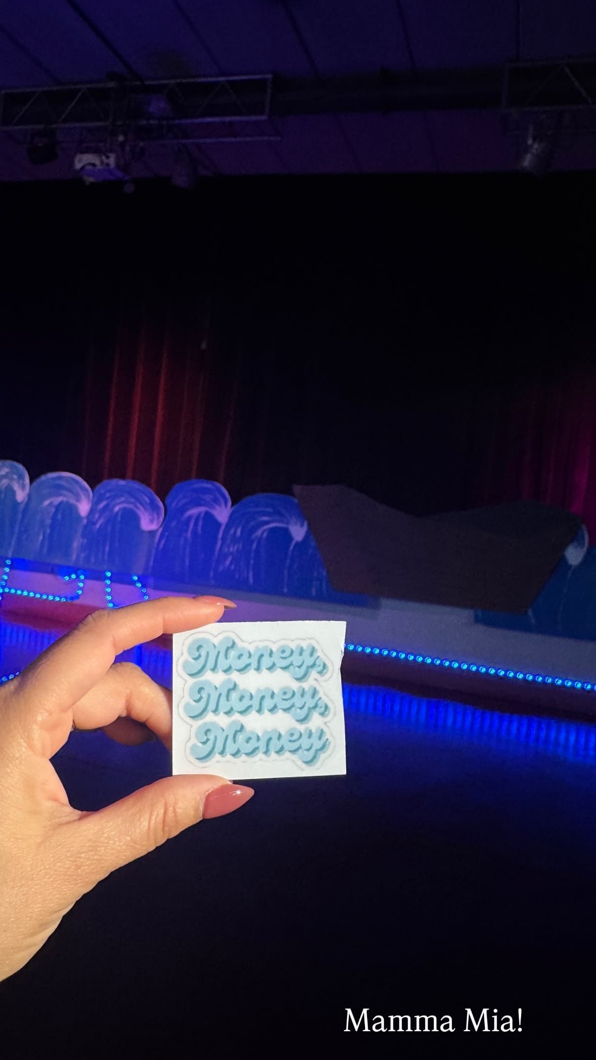 Karina se sentó en la primera fila para ver el show de su hija 