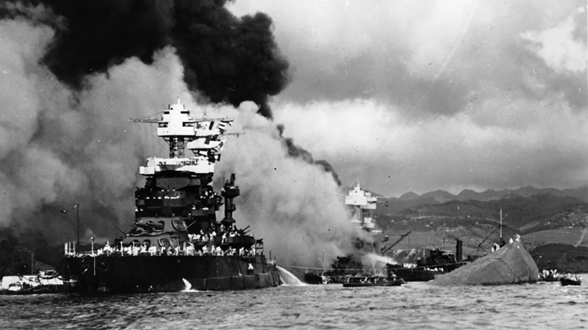 Imagen del bombardeo a Pearl Harbor (AP)
