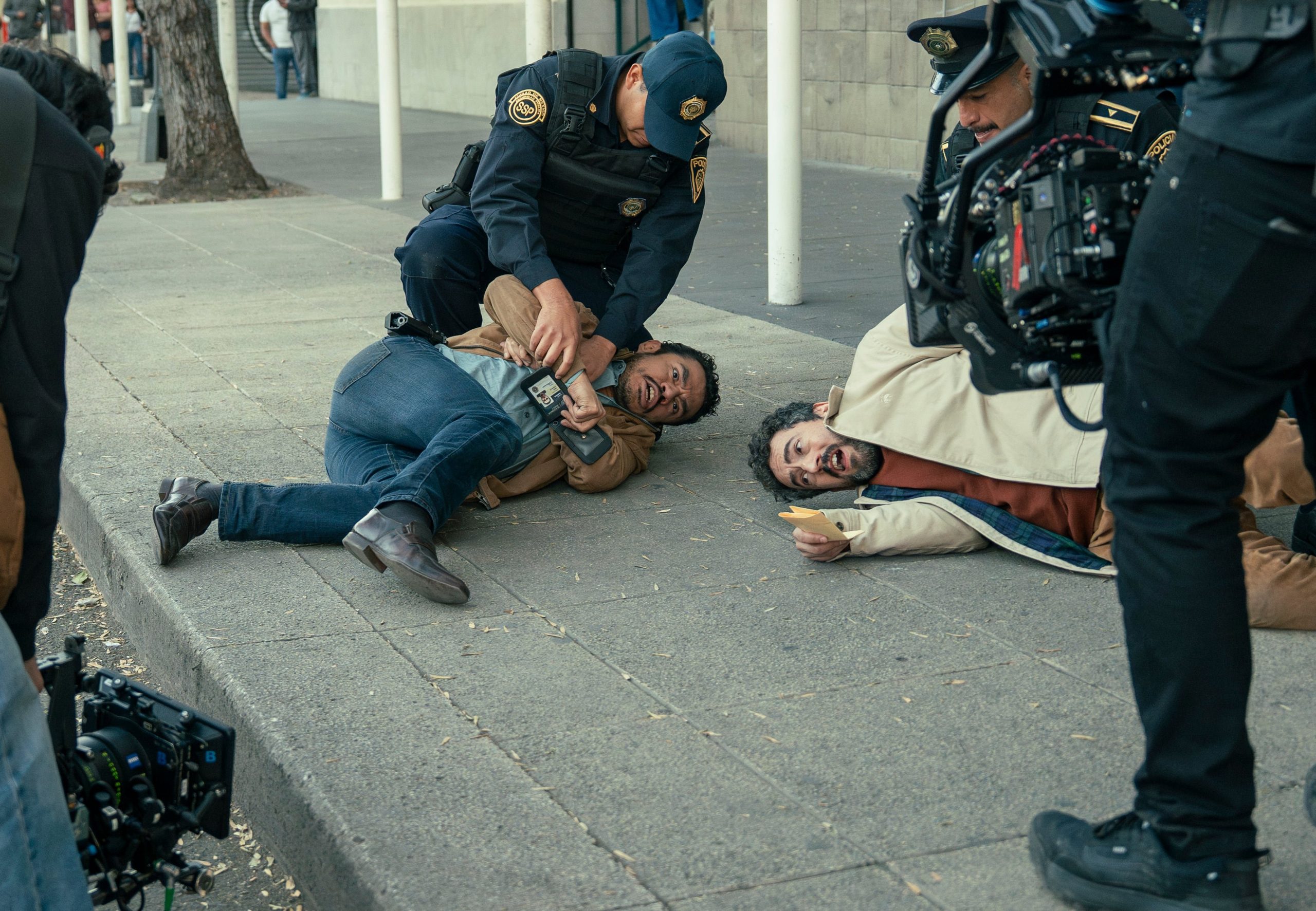 La Hora de los Valientes. (L to R) Memo Villegas as Diaz, Luis Gerardo Méndez as Silverstein in La Hora de los Valientes. Cr. José María Gusiñer. (Netflix)