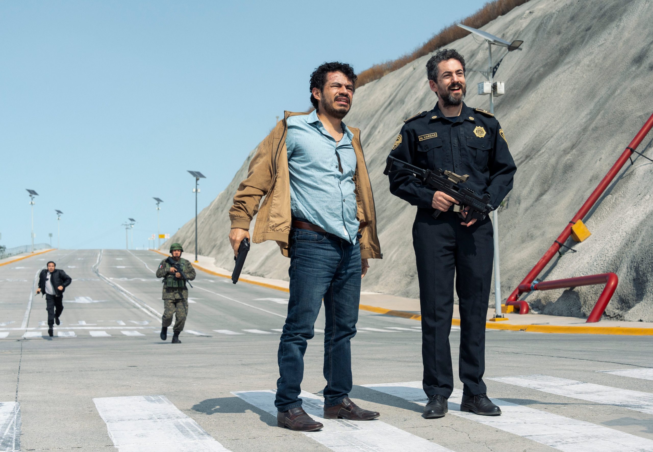 La Hora de los Valientes. (L to R) Memo Villegas as Diaz, Luis Gerardo Méndez as Silverstein in La Hora de los Valientes. Cr. José María Gusiñer. ( Netflix)