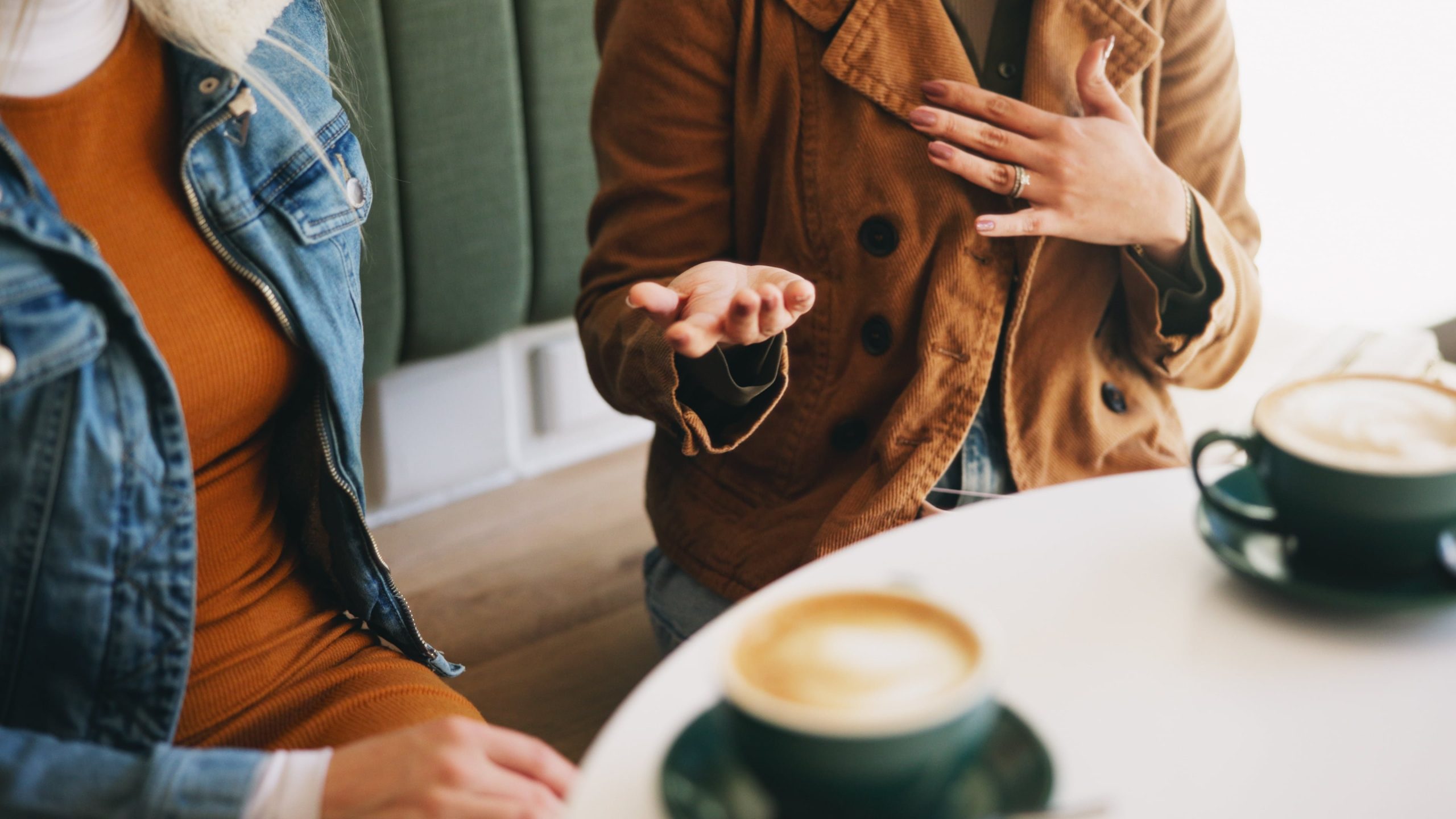 Expertos recomiendan bajar exigencias, permitirse sentir emociones difíciles y escoger solo los espacios que resulten beneficiosos - crédito Adobe Stock