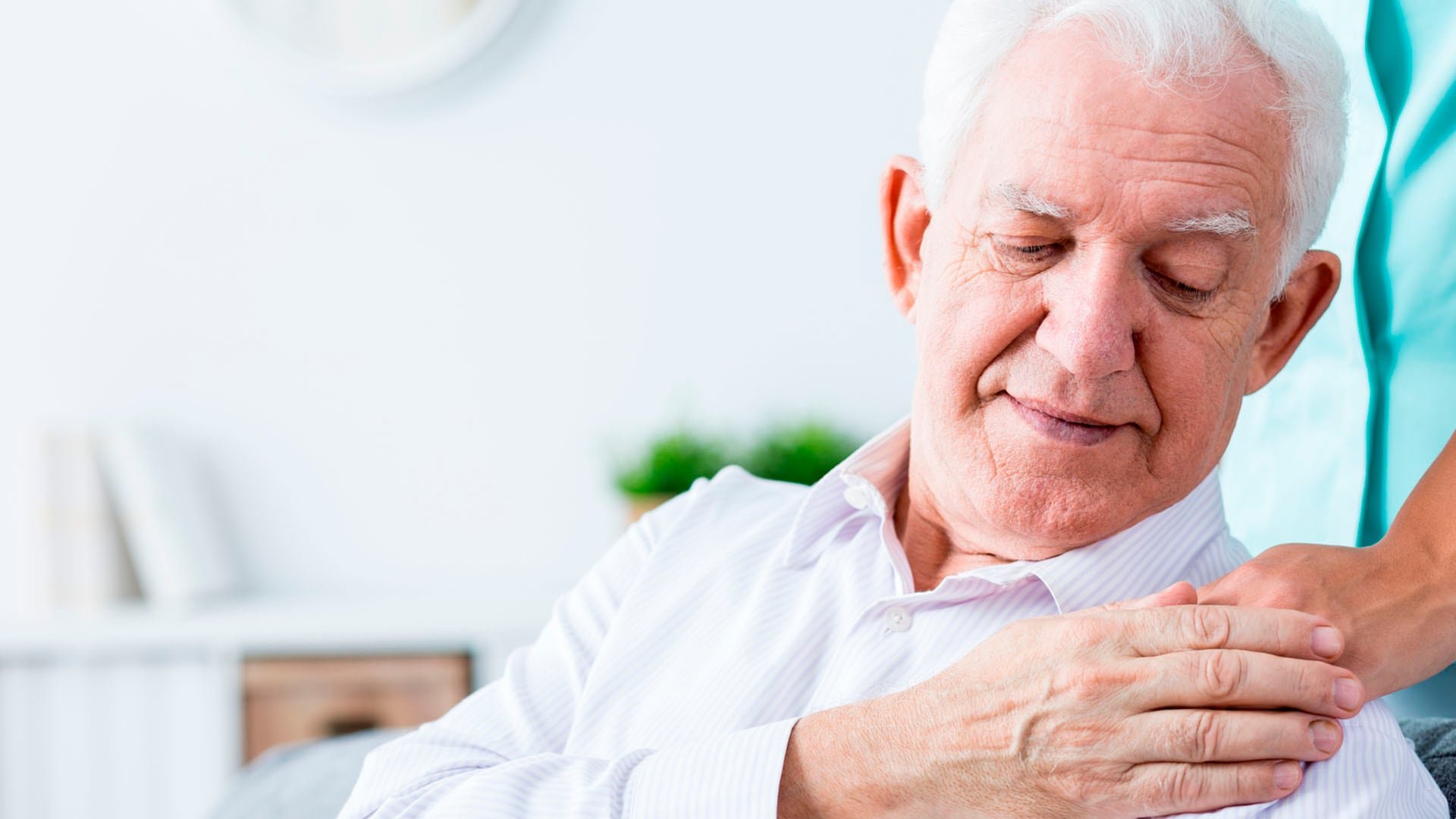 Observar cambios de conducta, brindar compañía y crear espacios de escucha activa ayudan a acompañar a quienes atraviesan duelos o nostalgia - crédito iStock