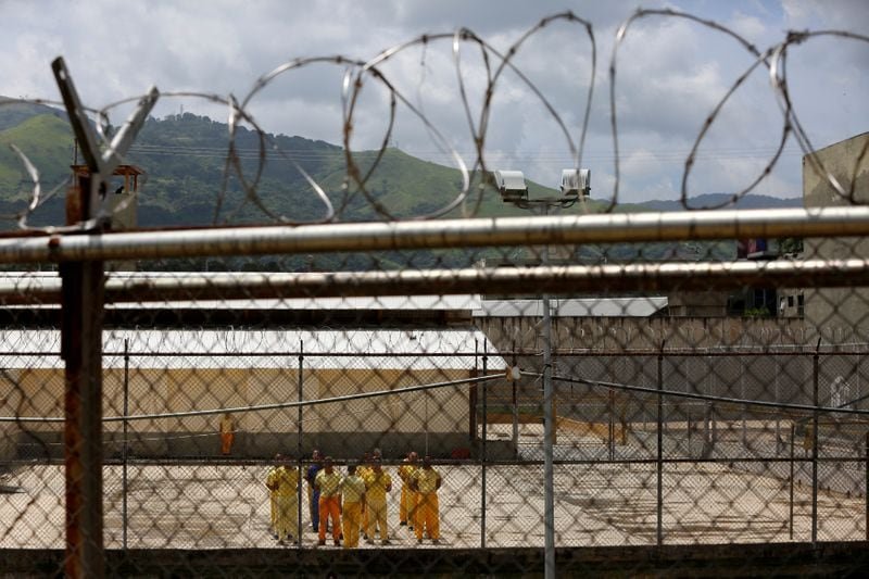 Reclusos en un patio durante una visita de representantes del Mercosur en la prisión de Rodeo III en Guatire, Venezuela, Julio 1, 2016. REUTERS/Carlos Garcia Rawlins