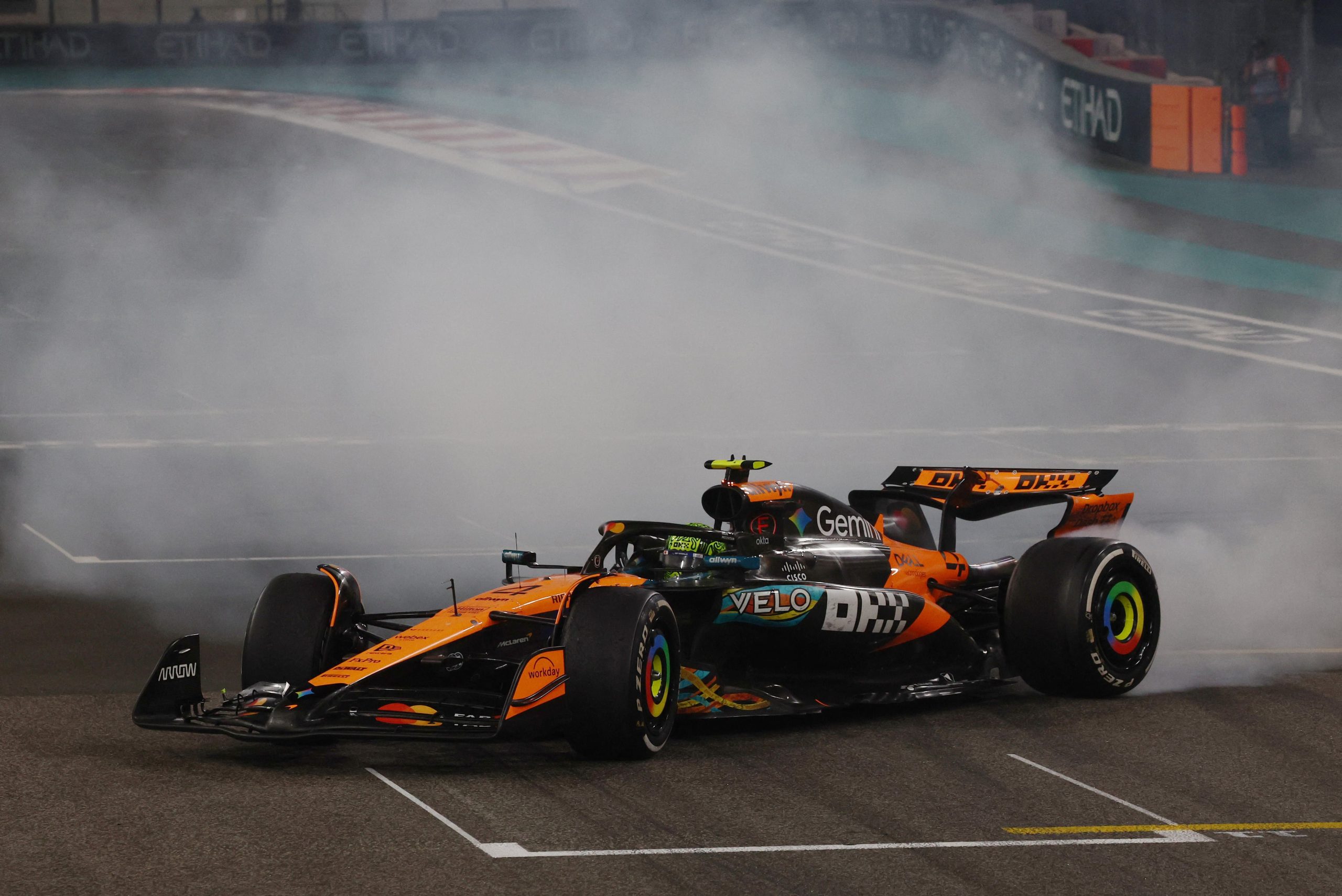 McLaren se quedó con el título de pilotos, en mano de Norris, y el campeonato de constructores (REUTERS/Jakub Porzycki)