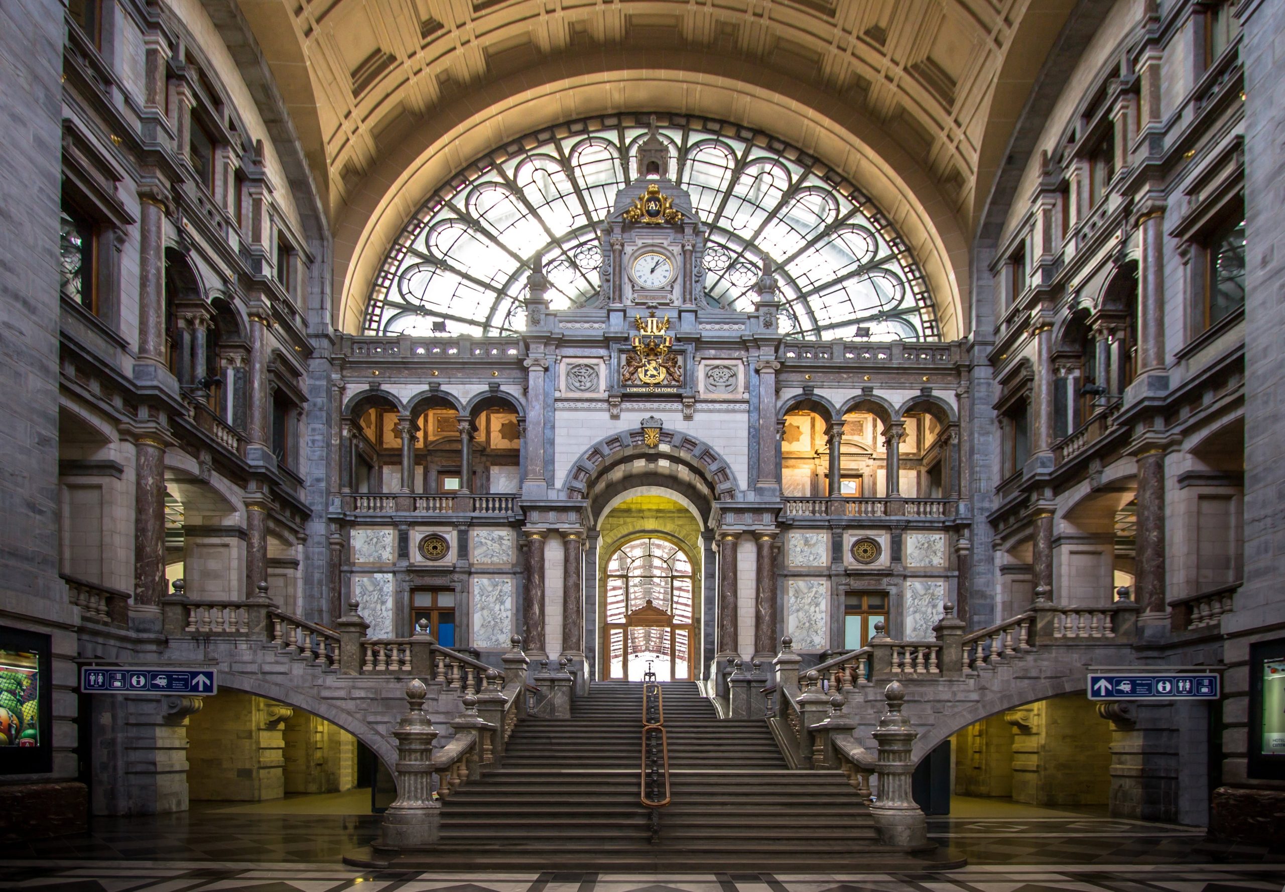 Estación Central de Amberes, Bélgica (Adobe Stock).
