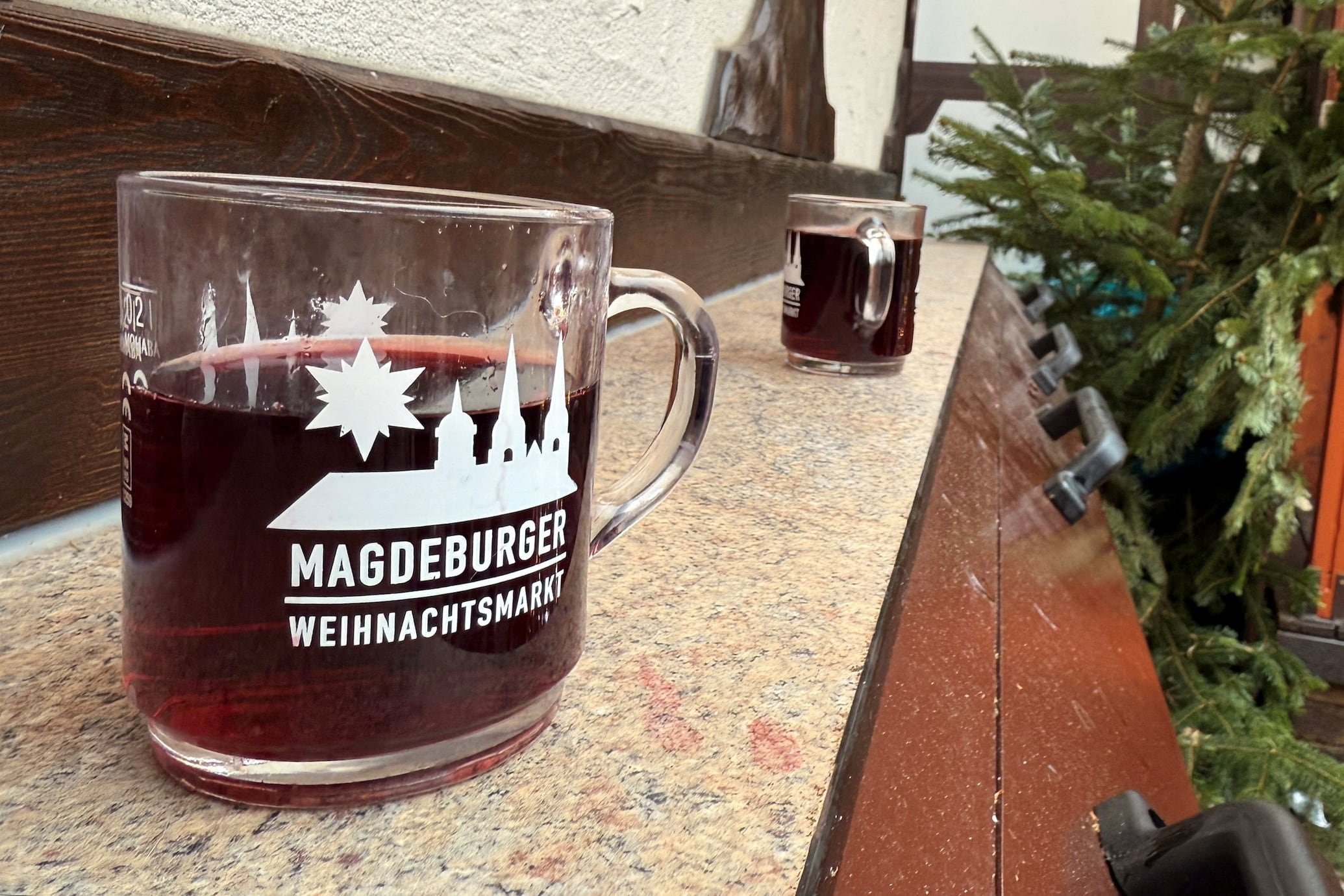 Vino caliente especiado, infaltable en cualquier mercado de Navidad y preferido para combatir el frío con aroma a especias (REUTERS/Thomas Escritt)