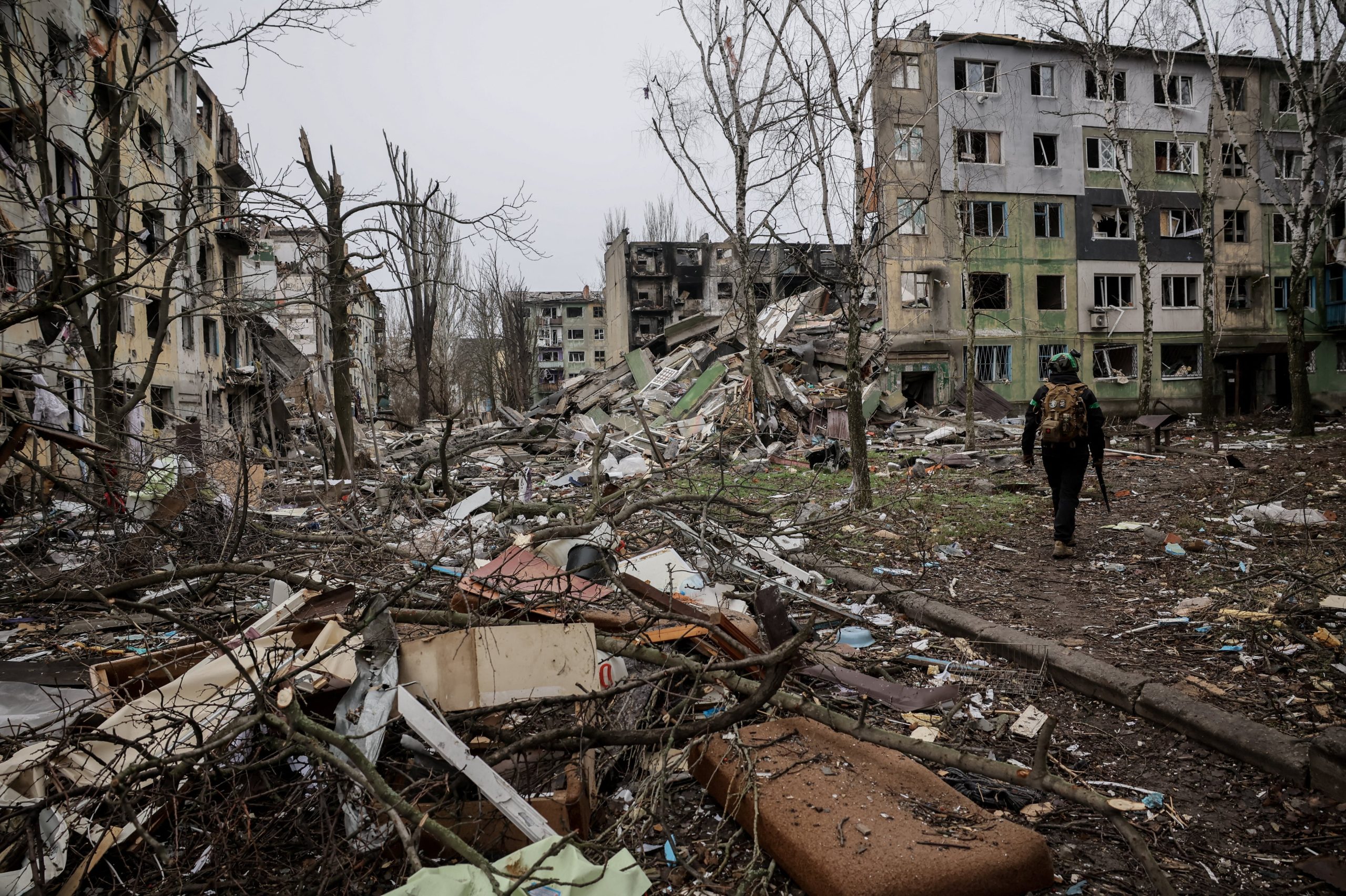 Un militar ucraniano camina cerca de edificios de apartamentos dañados por un ataque militar ruso, en medio del ataque ruso contra Ucrania, en la ciudad de Kostiantynivka, en la región de Donetsk, Ucrania, el 20 de diciembre de 2025. Oleg Petrasiuk/Servicio de Prensa de la 24.ª Brigada Mecanizada Separada Rey Danilo de las Fuerzas Armadas de Ucrania/Folleto vía REUTERS