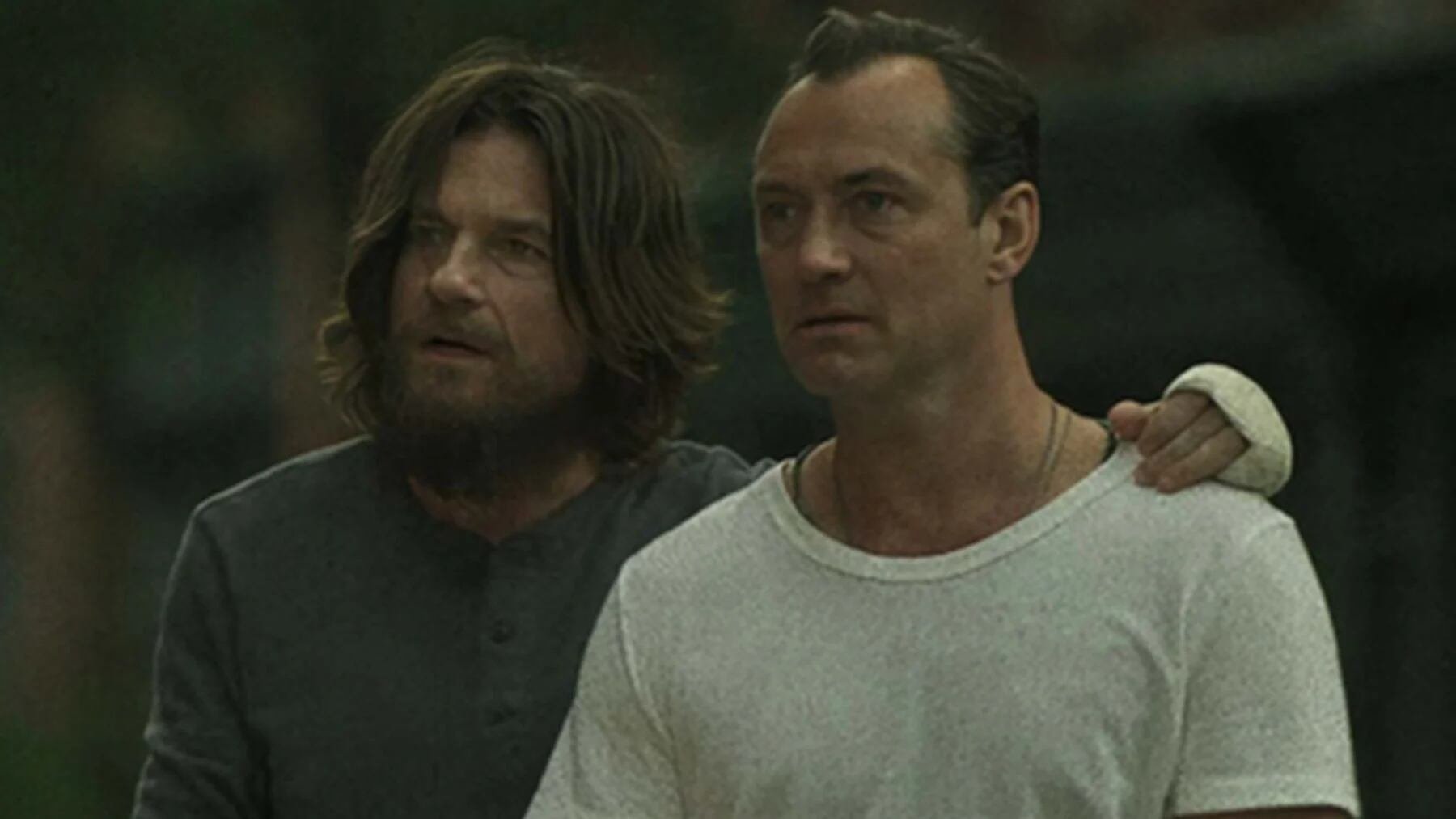 Jason Bateman y Jude Law encarnan a dos hermanos en apuros en 'Black Rabbit' (Netflix)