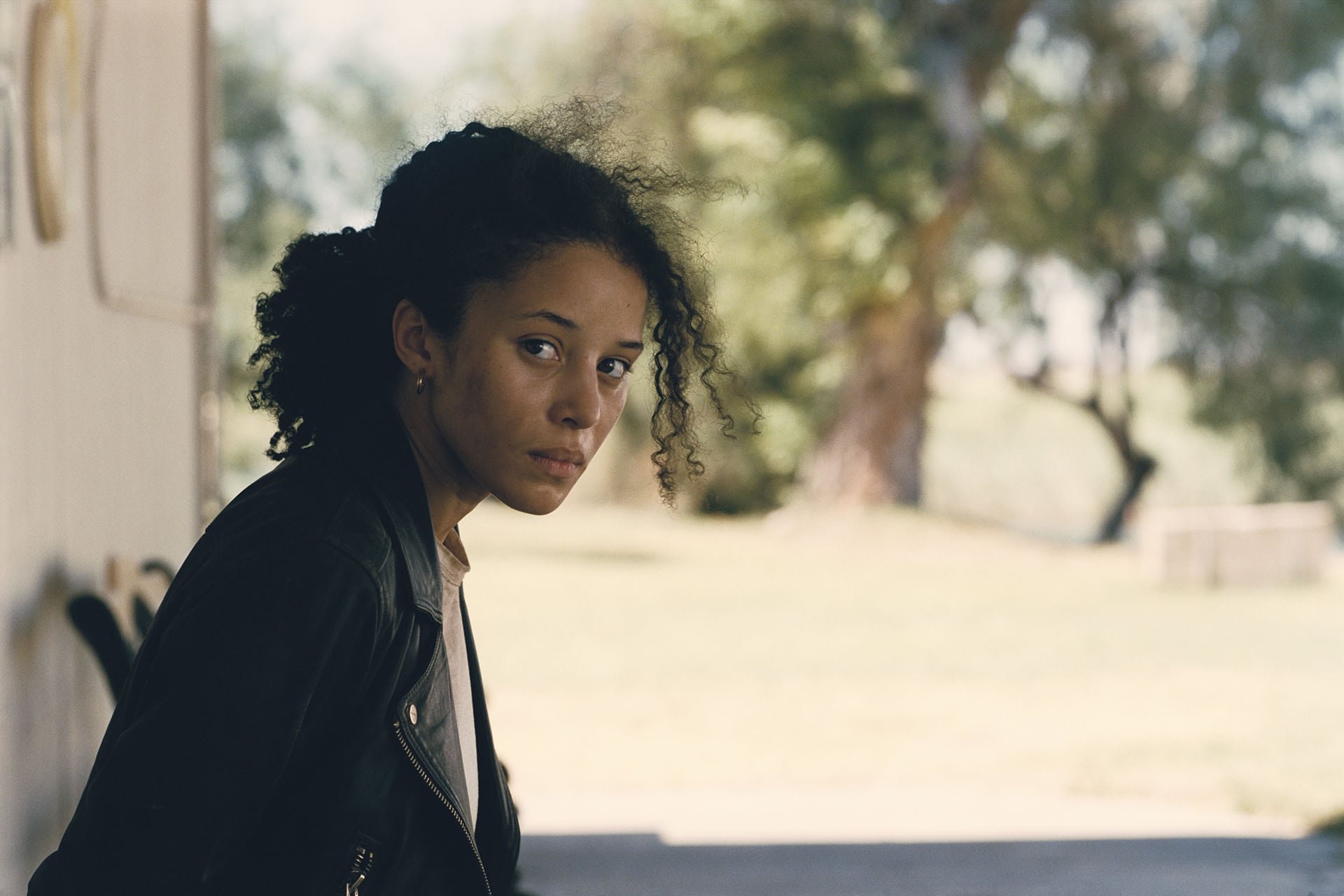 La trama, inspirada en la novela 'Vineland' de Thomas Pynchon, sigue a un ex revolucionario que debe rescatar a su hija de un viejo enemigo. (HBO Max)