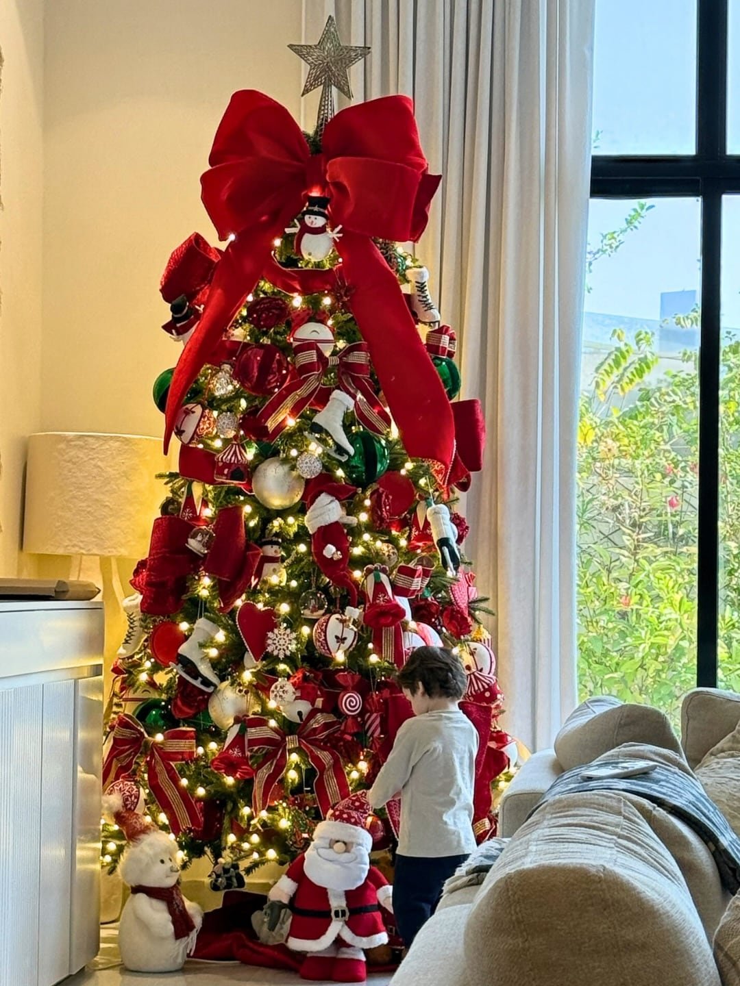 Colores vibrantes y figuras tradicionales llenan el árbol de Lindsay Lohan, creando una atmósfera familiar y festiva inspirada en clásicos navideños 