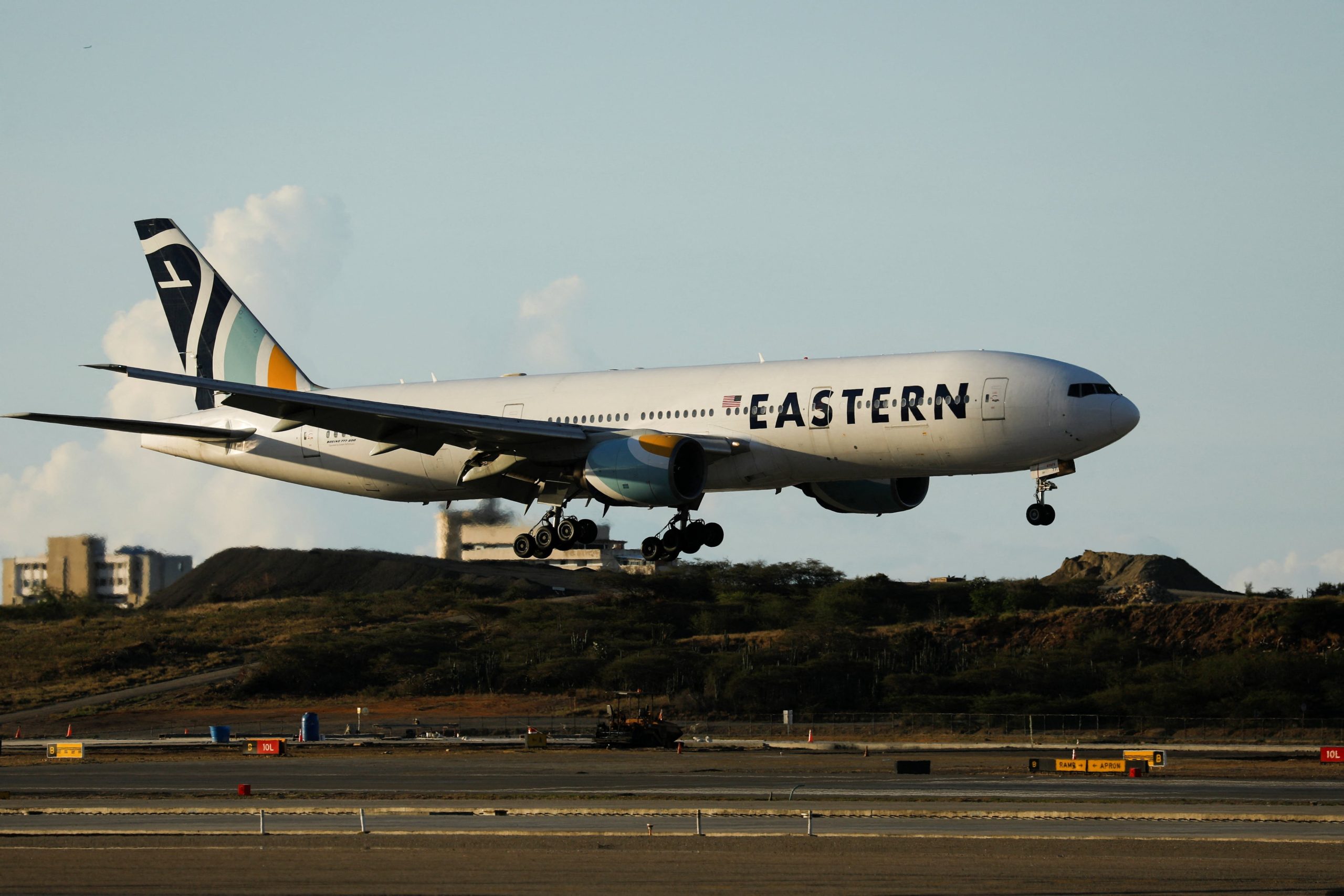 Un avión de Eastern Airlines que transporta migrantes venezolanos llega al Aeropuerto Internacional Simón Bolívar, luego de que Nicolás Maduro aprobara el vuelo desde Estados Unidos (REUTERS/Leonardo Fernandez Viloria)