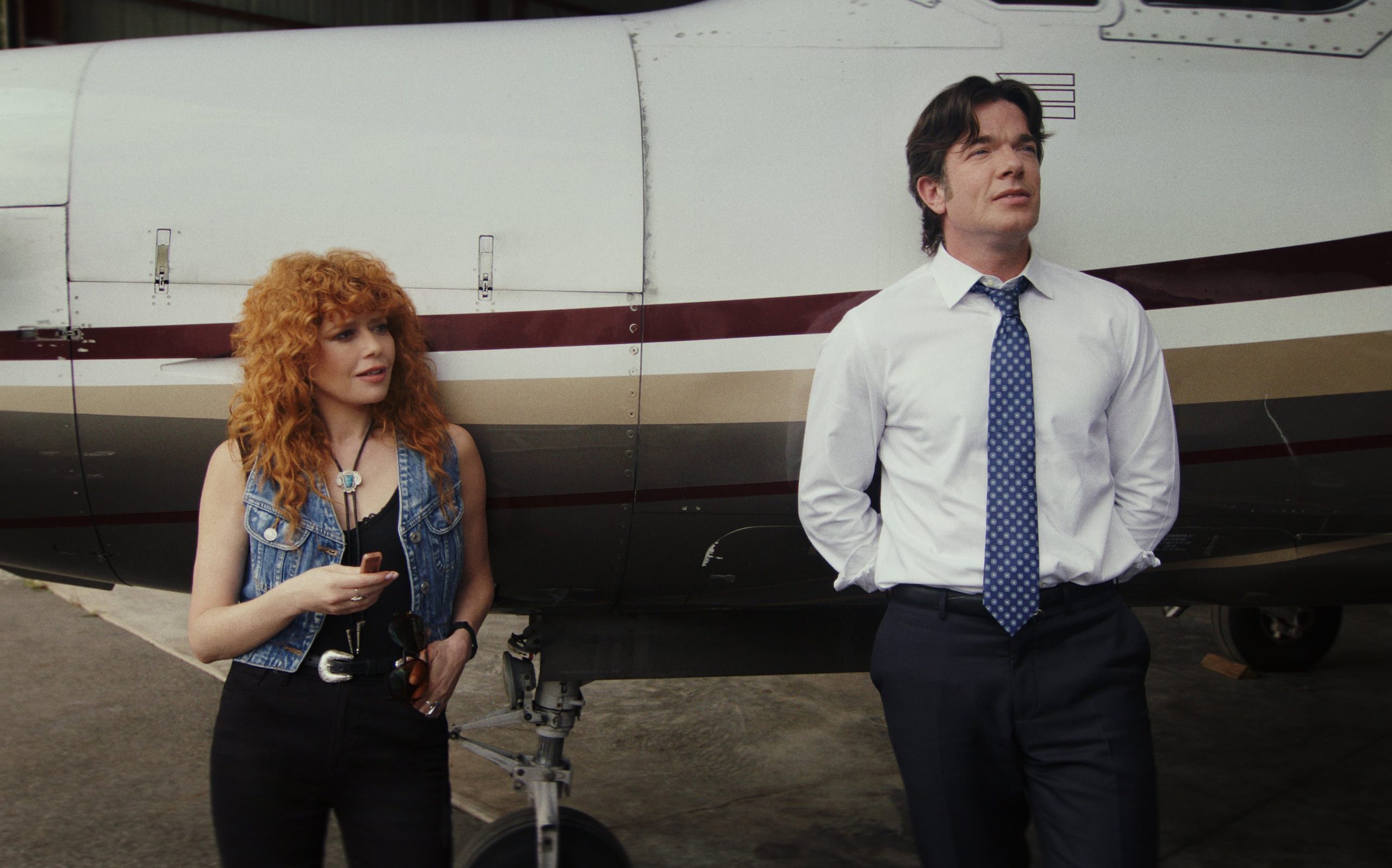 Creada por Rian Johnson, la serie mezcla casos autoconclusivos con humor ácido e ingenio narrativo.

POKER FACE -- Pictured: (l-r) Natasha Lyonne as Charlie Cale, John Mulaney as Special Agent Daniel Clyde Otis -- (Photo by: PEACOCK)