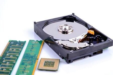 La memoria RAM permite procesar datos de uso inmediato, facilitando la multitarea.