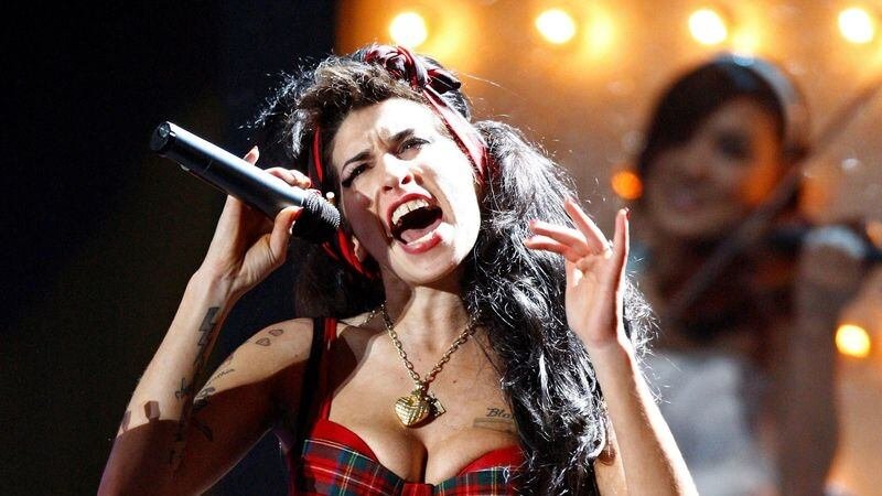Amy Winehouse falleció en 2011 a los 27 años, pero su influencia cultural permanece intacta (REUTERS/Alessia Pierdomenico/Archivo)